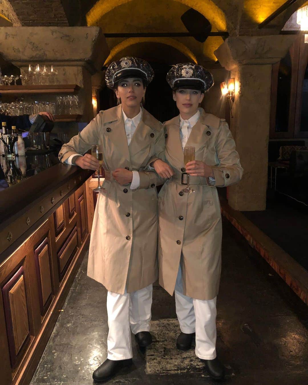 クロエ・ベネットのインスタグラム：「OKAY. So for last nights episode of #agentsofshield Elizabeth and I were told we had a night shoot at The Roosevelt hotel. The hotel is a staple in Hollywood and oozes Hollywood glam, so we were over the moon because we thought “omg wowww we get to both have this really fun glamorous night of shooting, maybe in ball gowns or some fancy cocktail situation, like, yesss we finally made it in Hollywood!”... but then we find out we were shooting scenes dressed as a morticians, in the rain, and would be shooting in FULL period piece mortician outfits, along with beige wet suits underneath. So pretty much the exact opposite of what we thought the night was gonna be. Which we thought was veryyy funny for some reason. And then guys guess what?...turns out there is literally NOTHING more fun than running around a fancy hotel dressed as a 1950’s mortician. I have over 214 pictures/videos of that night. I don’t know why we thought this was so funny. Hands down one of my favorite nights of shooting. But anyway I’ve been waiting to post these bts shots for over a year now and I’m so glad the world gets to see them, cause they are very important lol. @lil_henstridge l I lo0o0o0vveeee uuuuuu.  Edit: wow this caption is all over the place, but you get it right?」