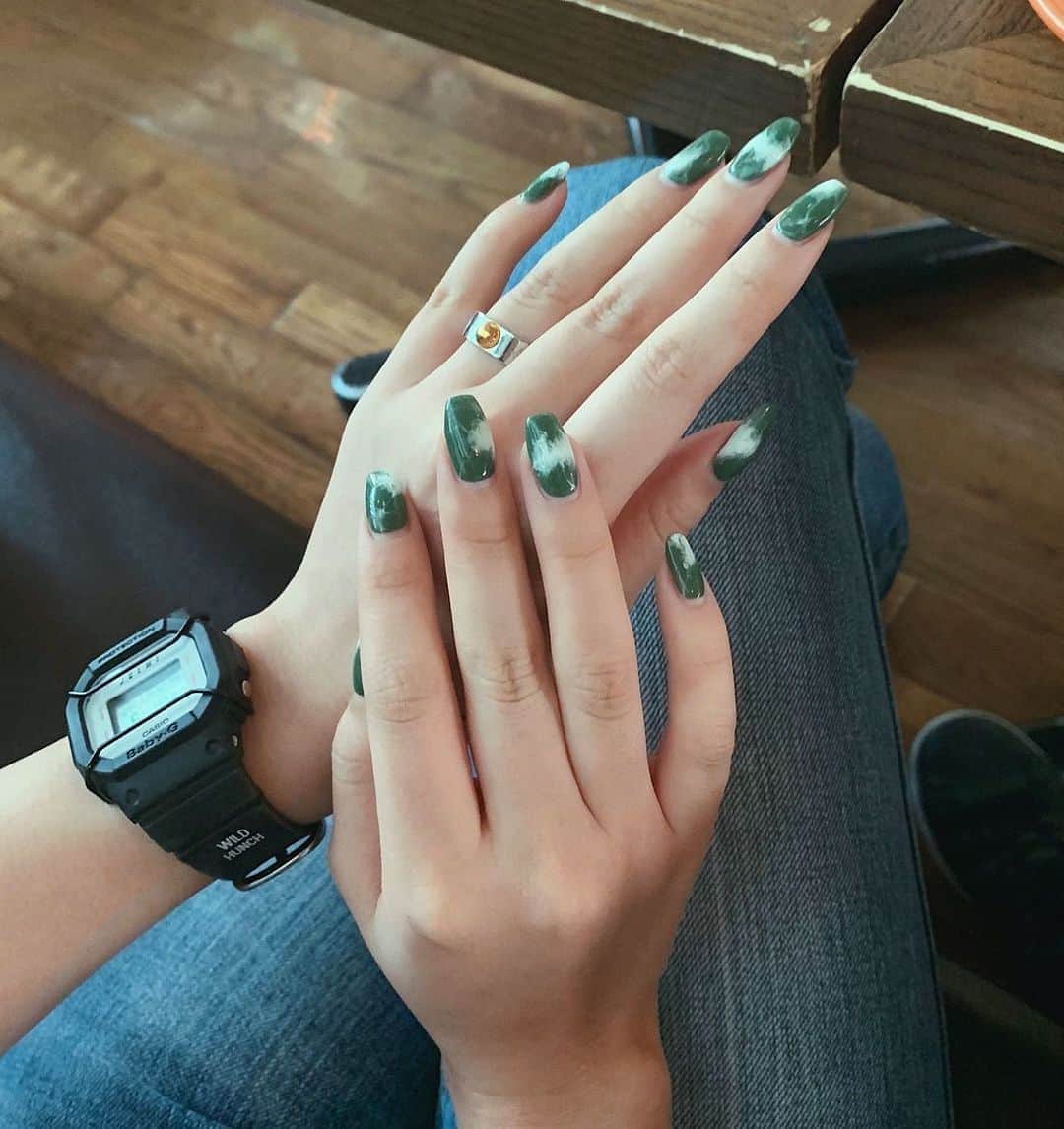 のインスタグラム：「new nail #タイダイ 💅🏼♡ 今回も @ankhcross_ikebukuro_north だよ🙌🏼 @ankhnail_suno8 さんいつもありがとうございます😘❤️ 本当に早くて丁寧で助かる...😢❤️ ・ りっくんとペアリング写真撮ろーって言ってたのに だーれかさん、大阪に置いてきた😑♡笑 おしりぺんぺん。 #l4l#l4like#ukaネイル」