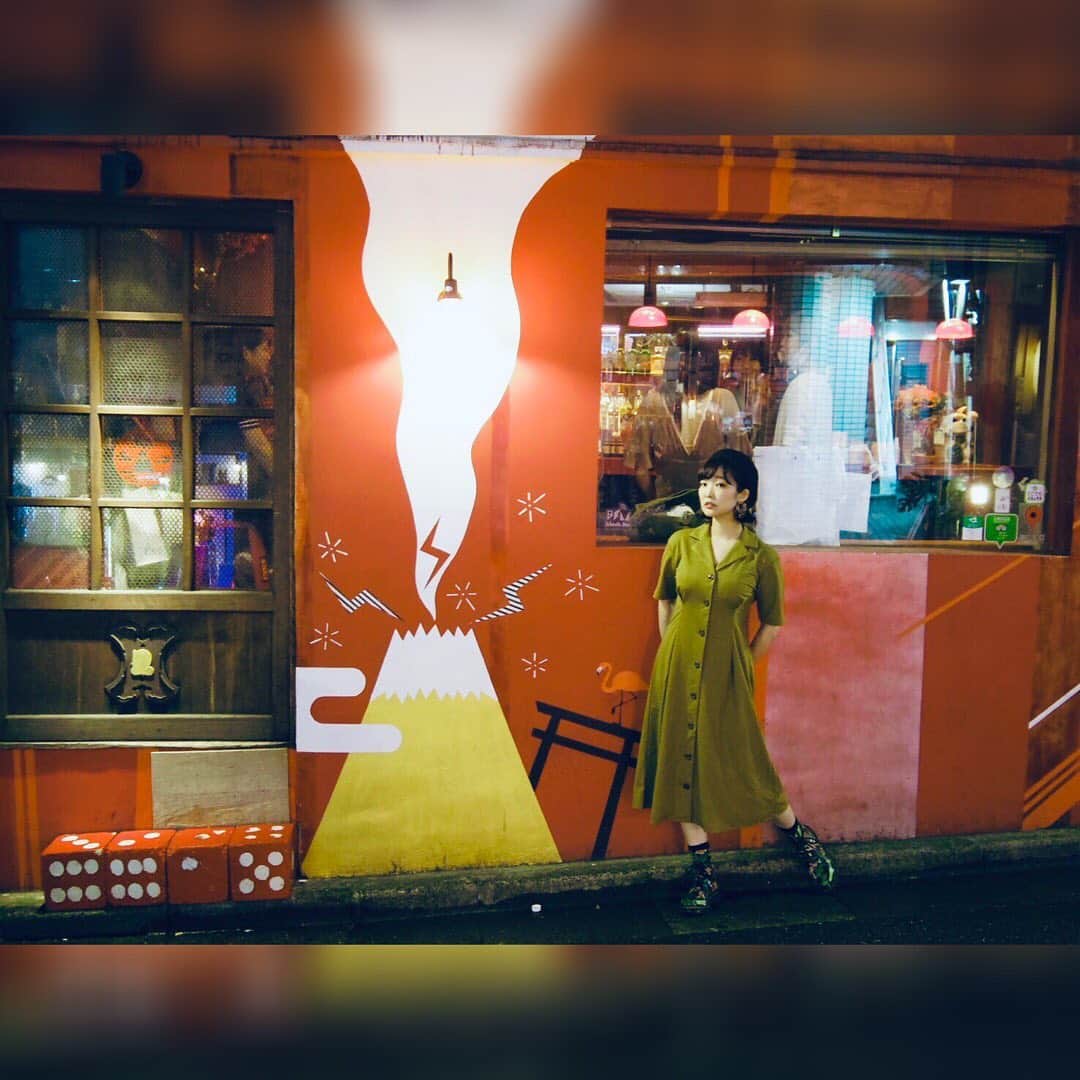 Yun chiさんのインスタグラム写真 - (Yun chiInstagram)「渋谷花魁10周年おめでとうございます🎴👏 . 新しくなった花魁にはふくろうが…いるよ🦉 . . １０周年当日お客さん1号記念フォト👏🥺✨ Photo by @sntlow  #japantrip#shibuya#不苦労さん #写真撮ると苦労減るらしいよ」6月18日 23時25分 - _yun_chi_