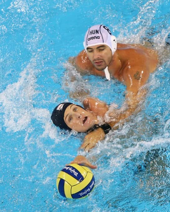 トニー・アゼベドのインスタグラム：「I am so sorry to hear that one of our sports greatest players/leaders has passed away. Tibor Benedek was Hungary’s Captain a 3 time gold medalist and maybe the greatest left hander to play the game. I talk about the hardest players I ever played against and he was always one. He was so explosive and could post up like any center but what separated him was his knowledge of the game. He was always setting you up to open his teammates. I remember in my first Olympics watching the Hungarians in a circle in the village with him in the middle talking with everyone. They went on to win their first of three gold medals and his fifth Olympics coming against us in 2008 final.  My condolences to Tibors family Hungary and the world of water polo.」