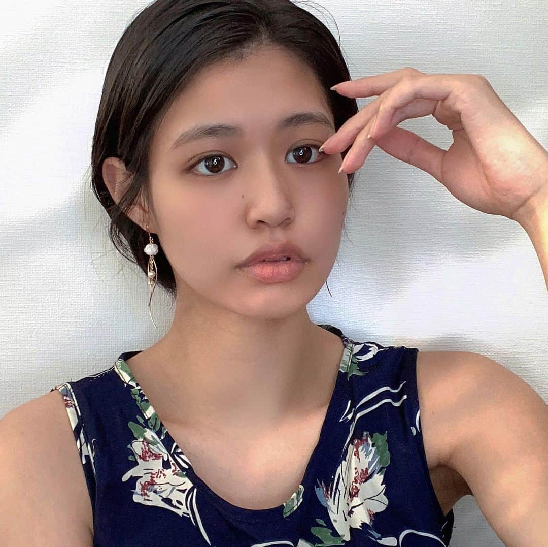 岩間夏美さんのインスタグラム写真 - (岩間夏美Instagram)「. . 太陽が似合うとか 夏が似合うとか 海が似合うとか やっぱり夏生まれとしては 嬉しいんですよ  でも焼けたくないっていう 乙女心だと思っている（笑） 違う？ 小学生の頃は 毎日屋外のプール行ってて 本当真っ黒だったのに 今はマスクにサングラスに 日傘の重装備です  でも明日からまた雨かな？ 梅雨明けが待ち遠しいな . #太陽 #海 #夏が似合う  #夏生まれ #夏 #夏好き  #日焼け #嫌 #乙女心  #小学生 #プール #通い  #サングラス #マスク  #日傘 #フル装備  #雨 #梅雨 #梅雨明け  #梅雨明けまだかな」6月18日 23時30分 - iwama_natsumi