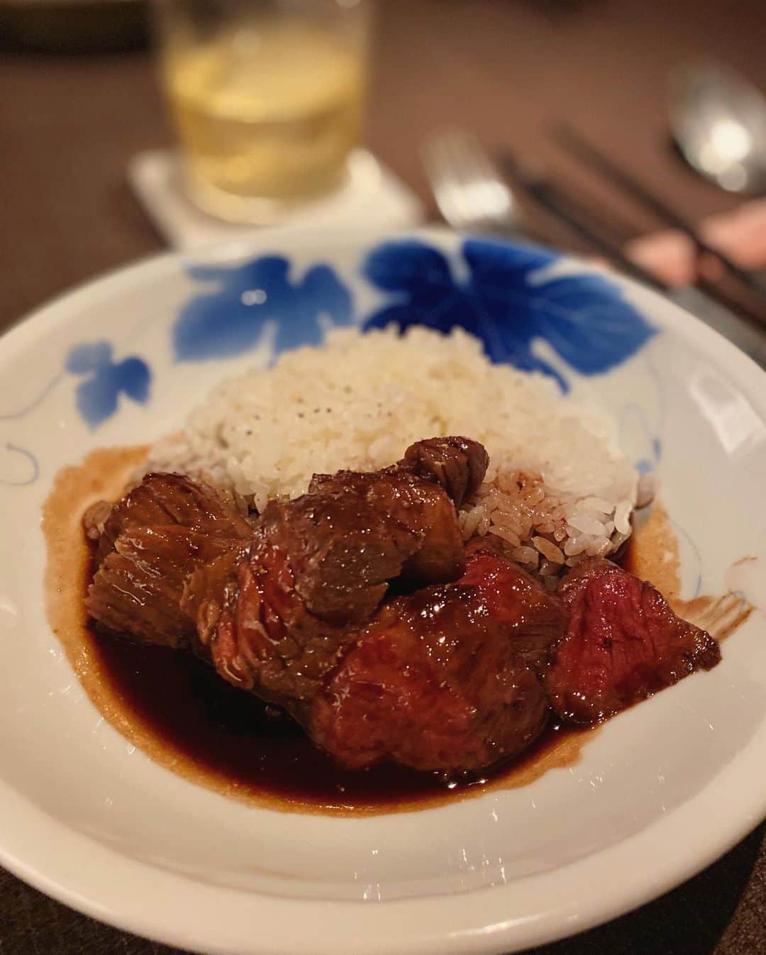 工藤ジェニファー茉侑さんのインスタグラム写真 - (工藤ジェニファー茉侑Instagram)「kissako さんでdinner🍷 サーモンの火入れ完璧で綺麗すぎた🥺💓〆のカレーはもはやカレーじゃなくてソース多めのステーキ🤤🤤笑  最近白ワインも飲むようになって、シャルドネよりソービニヨンブラン派です🙋‍♀️ #kisso ワインにもよりますが1人7000〜10000円くらい💸店の雰囲気良き✔︎予約取りやすい✔︎普段は3:00amまで営業してます🕐  #赤ワイン　#ワイン　#カレー　#深夜営業　#ワインバー　#西麻布　#西麻布バー #wagyu #和牛　#ステーキ　#カツサンド　#肉好きな人と繋がりたい #お肉　#西麻布グルメ　#西麻布　#グルメスタグラム #グルメ好きな人と繋がりたい #グルメ女子 #クラフトビール　#ビール女子 #ワイン好きな人と繋がりたい #赤ワイン　#グルメな人と繋がりたい #foodporn #foodstagram #tokyofoodie #東京グルメ #テイクアウトグルメ #飲食店応援 #wine #winestagram」6月18日 23時33分 - jennifermayu_s