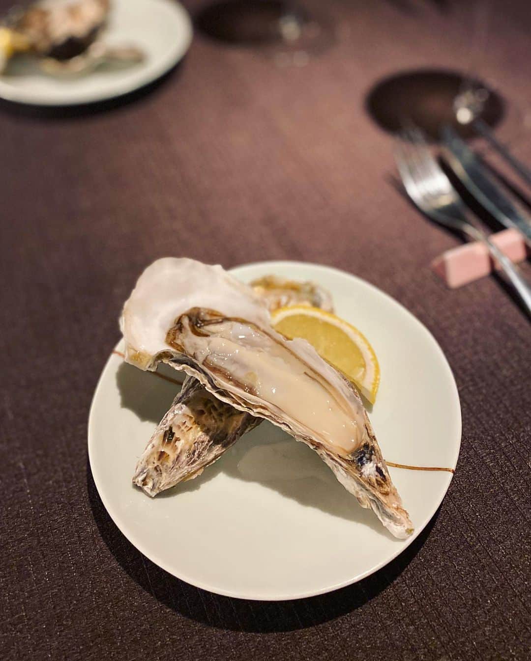 工藤ジェニファー茉侑さんのインスタグラム写真 - (工藤ジェニファー茉侑Instagram)「kissako さんでdinner🍷 サーモンの火入れ完璧で綺麗すぎた🥺💓〆のカレーはもはやカレーじゃなくてソース多めのステーキ🤤🤤笑  最近白ワインも飲むようになって、シャルドネよりソービニヨンブラン派です🙋‍♀️ #kisso ワインにもよりますが1人7000〜10000円くらい💸店の雰囲気良き✔︎予約取りやすい✔︎普段は3:00amまで営業してます🕐  #赤ワイン　#ワイン　#カレー　#深夜営業　#ワインバー　#西麻布　#西麻布バー #wagyu #和牛　#ステーキ　#カツサンド　#肉好きな人と繋がりたい #お肉　#西麻布グルメ　#西麻布　#グルメスタグラム #グルメ好きな人と繋がりたい #グルメ女子 #クラフトビール　#ビール女子 #ワイン好きな人と繋がりたい #赤ワイン　#グルメな人と繋がりたい #foodporn #foodstagram #tokyofoodie #東京グルメ #テイクアウトグルメ #飲食店応援 #wine #winestagram」6月18日 23時33分 - jennifermayu_s