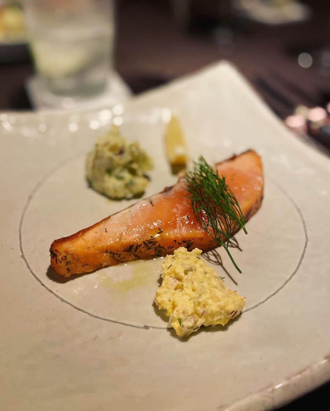 工藤ジェニファー茉侑さんのインスタグラム写真 - (工藤ジェニファー茉侑Instagram)「kissako さんでdinner🍷 サーモンの火入れ完璧で綺麗すぎた🥺💓〆のカレーはもはやカレーじゃなくてソース多めのステーキ🤤🤤笑  最近白ワインも飲むようになって、シャルドネよりソービニヨンブラン派です🙋‍♀️ #kisso ワインにもよりますが1人7000〜10000円くらい💸店の雰囲気良き✔︎予約取りやすい✔︎普段は3:00amまで営業してます🕐  #赤ワイン　#ワイン　#カレー　#深夜営業　#ワインバー　#西麻布　#西麻布バー #wagyu #和牛　#ステーキ　#カツサンド　#肉好きな人と繋がりたい #お肉　#西麻布グルメ　#西麻布　#グルメスタグラム #グルメ好きな人と繋がりたい #グルメ女子 #クラフトビール　#ビール女子 #ワイン好きな人と繋がりたい #赤ワイン　#グルメな人と繋がりたい #foodporn #foodstagram #tokyofoodie #東京グルメ #テイクアウトグルメ #飲食店応援 #wine #winestagram」6月18日 23時33分 - jennifermayu_s