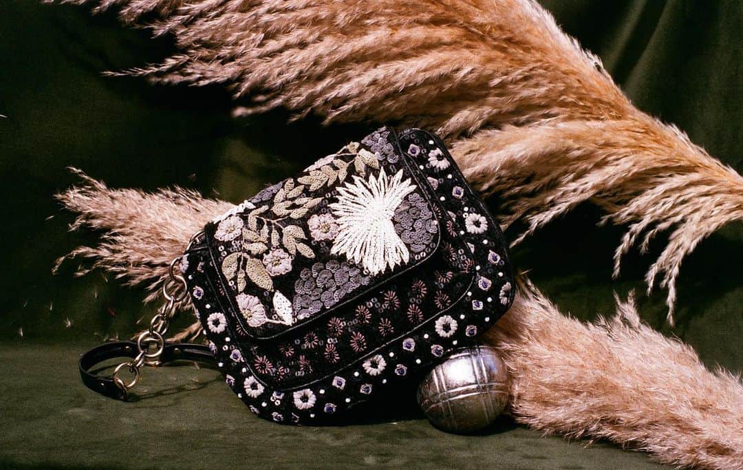 ジャマンピュエッシュのインスタグラム：「A true masterpiece, the Verdon is hand-embroidered on both sides with typically Provencal motifs.」