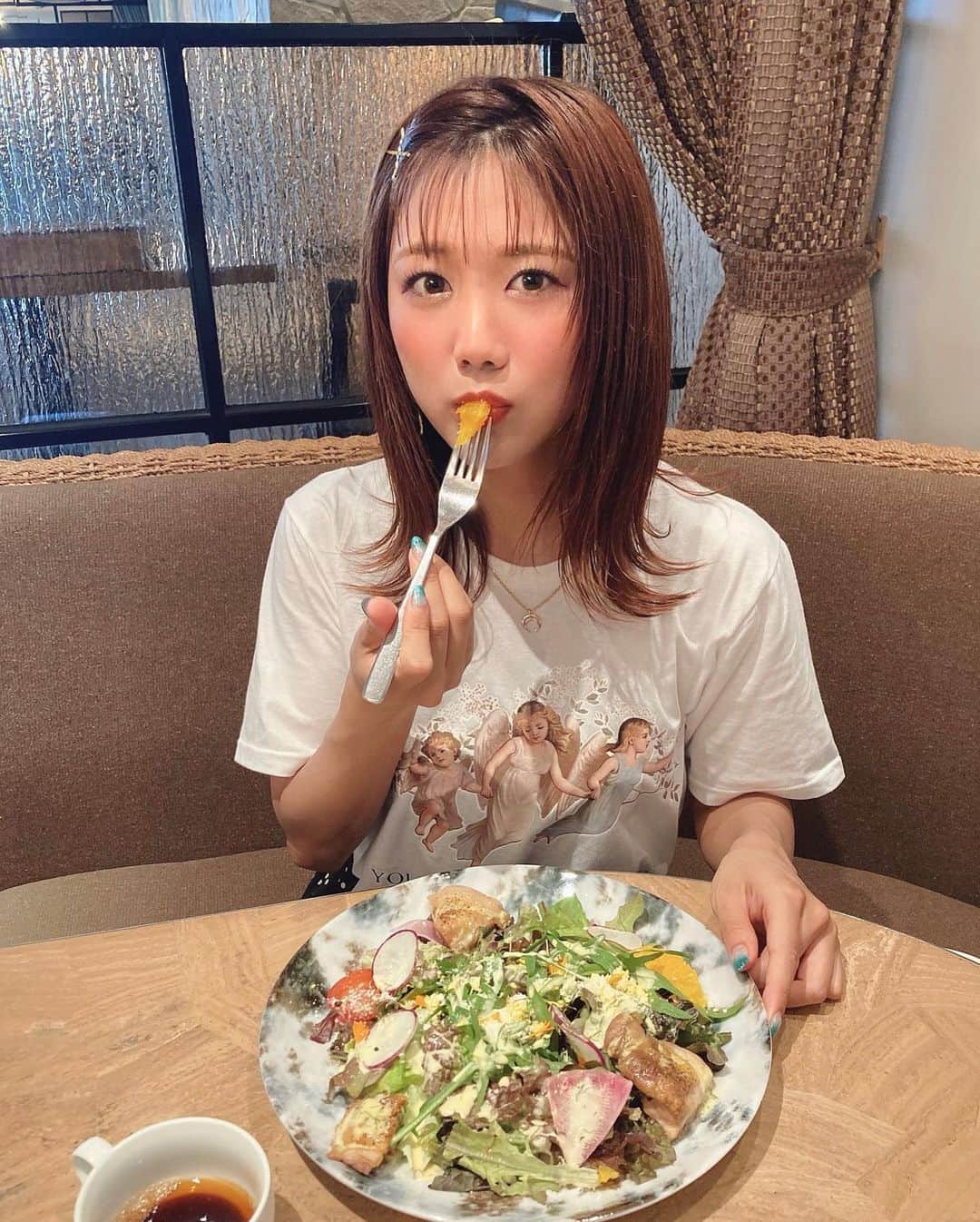 海江田麻貴さんのインスタグラム写真 - (海江田麻貴Instagram)「ㅤㅤㅤ  ㅤㅤㅤ この前久しぶりにあやねさんと会えて いっぱいお話できてめちゃくちゃ嬉しかった😍♥️♥️ ㅤㅤㅤ  ㅤㅤㅤ モデルスクール時代の先輩であり 女性として憧れの存在のあやねさん🥰 私もあやねさんみたいに芯を持ってつよく生きたい✊ 勝手に熱烈なファンさせてもうてます🤣💓💓💓 ㅤㅤㅤ  ㅤㅤㅤ がんばるぞおおおお✊✊✊ ㅤㅤㅤ  ㅤㅤㅤ  ㅤㅤㅤ #白tシャツ #白t #tシャツコーデ #ドットスカート #プリーツスカート #シースルーバング #外ハネヘア #外ハネミディアム #外ハネアレンジ #外ハネ #シースルー前髪 #韓国ファッション #韓国通販 #mevethestore #ヘルシーランチ #healtylife #healtylunch #vegetarian #大阪カフェ #大阪ランチ #micoameri #ミコアメリ #japanesegirl」6月18日 23時43分 - _makiii0924_