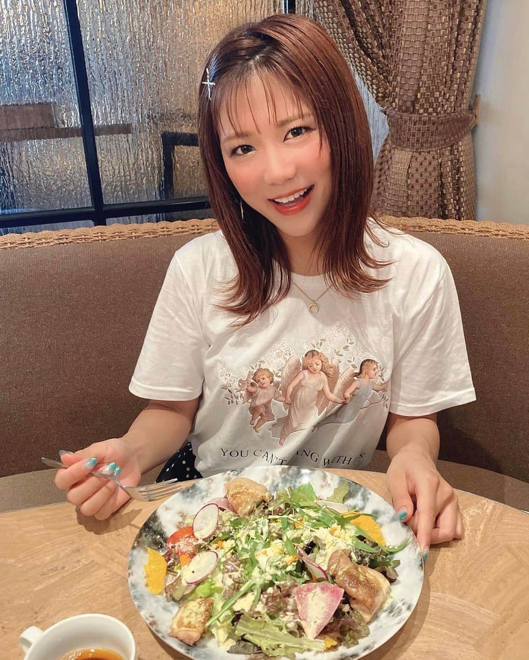 海江田麻貴さんのインスタグラム写真 - (海江田麻貴Instagram)「ㅤㅤㅤ  ㅤㅤㅤ この前久しぶりにあやねさんと会えて いっぱいお話できてめちゃくちゃ嬉しかった😍♥️♥️ ㅤㅤㅤ  ㅤㅤㅤ モデルスクール時代の先輩であり 女性として憧れの存在のあやねさん🥰 私もあやねさんみたいに芯を持ってつよく生きたい✊ 勝手に熱烈なファンさせてもうてます🤣💓💓💓 ㅤㅤㅤ  ㅤㅤㅤ がんばるぞおおおお✊✊✊ ㅤㅤㅤ  ㅤㅤㅤ  ㅤㅤㅤ #白tシャツ #白t #tシャツコーデ #ドットスカート #プリーツスカート #シースルーバング #外ハネヘア #外ハネミディアム #外ハネアレンジ #外ハネ #シースルー前髪 #韓国ファッション #韓国通販 #mevethestore #ヘルシーランチ #healtylife #healtylunch #vegetarian #大阪カフェ #大阪ランチ #micoameri #ミコアメリ #japanesegirl」6月18日 23時43分 - _makiii0924_