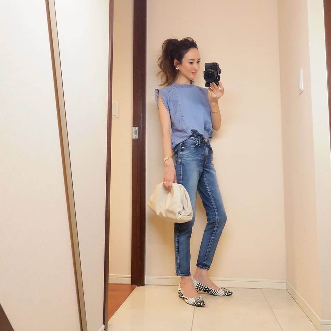 のインスタグラム：「レースやプリーツを使った甘めトップスにはデニム合わせのバランスが好き😊  暑い日が続きましたが 明日はぐんと涼しくなるみたいですね〜 みなさま 体調にお気をつけくださいね😌 ・ top#fifth #fifthtl#フィフス#プリーツレーススリーブブラウス　@fifth_store  denim#upperhights #アッパーハイツ shoes#manoloblahnik #マノロブラニク bag#bottegaveneta #ボッテガヴェネタ ・ #coordinate#fashion#outfit#ootd#instafashion#mamafashion#mamacoordinate#ママコーデ#コーデ#コーディネート#ファッション#プチプラ」