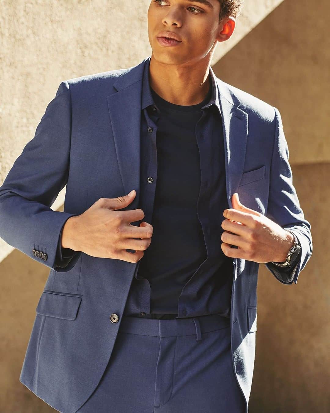 ペリーエリスのインスタグラム：「Low maintenance, high style. Our washable suit is an essential. #lifereadysince1976」