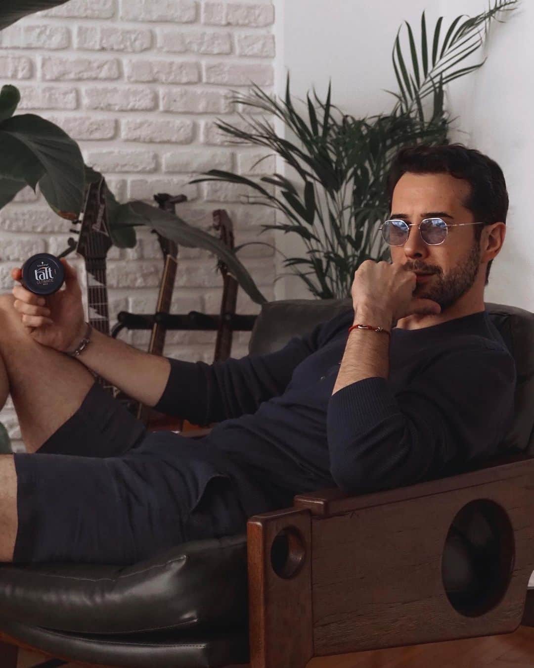 Sezgin YILMAZのインスタグラム：「Saçlarım tek hassas noktam diyebilirim! Hem parlak olsun, hem de şekli bozulmasın.. O yüzden Taft Ultimate Wax kullanıyorum! Saçımı tam istediğim gibi tutuyor ama kurutmuyor. Benim bu yüzden #1NumaramTaft. Peki senin neden 1 numaran? Yorum olarak cevapla, bir arkadaşını etiketle, Taft ile size özel sürprizlerimizi kaçırma, kazanan 2 kişiden biri de sen ol 😎」