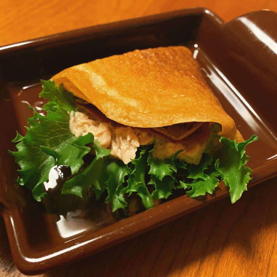 名塚佳織さんのインスタグラム写真 - (名塚佳織Instagram)「⭐︎ 昨日余らせちゃった お好み焼きの生地で #アレンジごはん  ガレット風な何かと サラダクレープ風な何か…w 生地に出汁入れちゃってたから 大丈夫かな…(˶‾᷄ ⁻̫ ‾᷅˵;) と思ったけど、 しょっぱい系にしたから 大丈夫でした♡ #ガレット #クレープ #おうちごはん 生地がもちもちで 美味しかったです♡」6月19日 0時04分 - nazuka_kaori424