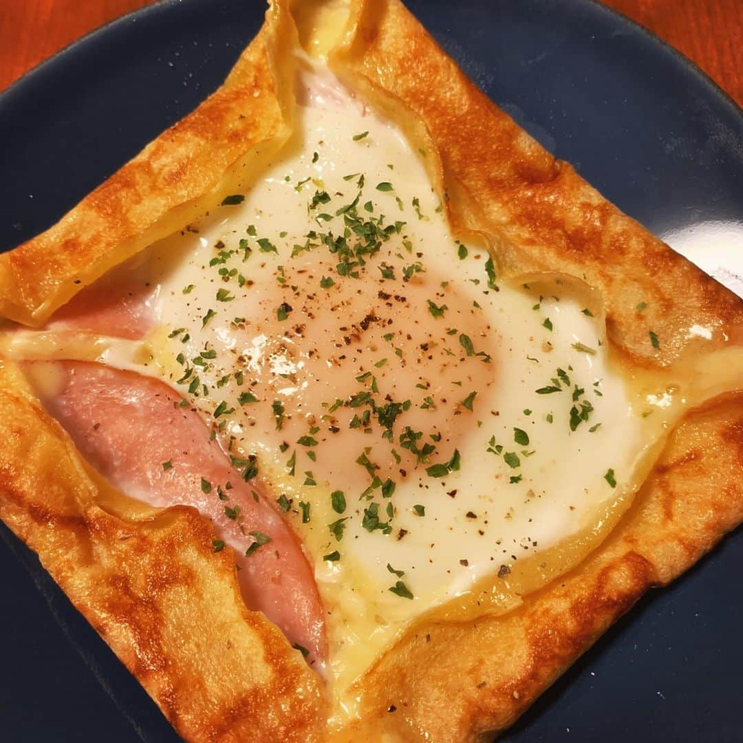 名塚佳織さんのインスタグラム写真 - (名塚佳織Instagram)「⭐︎ 昨日余らせちゃった お好み焼きの生地で #アレンジごはん  ガレット風な何かと サラダクレープ風な何か…w 生地に出汁入れちゃってたから 大丈夫かな…(˶‾᷄ ⁻̫ ‾᷅˵;) と思ったけど、 しょっぱい系にしたから 大丈夫でした♡ #ガレット #クレープ #おうちごはん 生地がもちもちで 美味しかったです♡」6月19日 0時04分 - nazuka_kaori424