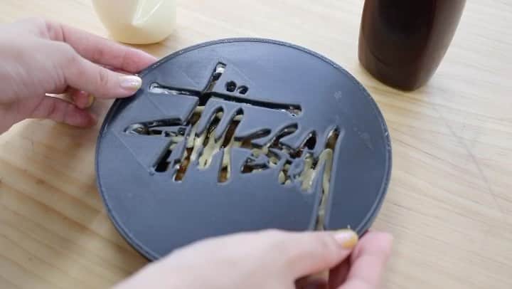 藤原麻里菜のインスタグラム：「I wanted to make Stüssy Logo Okonomiyaki Souce. _ #mudazukuri #無用發明　#wastedcreation _ #3dprinter #stussy #お好み焼き」