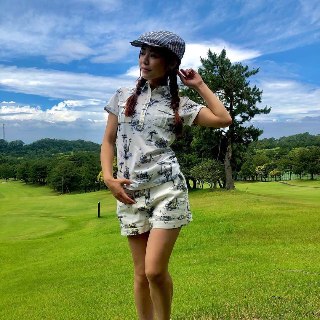 神崎美羽のインスタグラム：「こないだの練習ラウンドのときのコーデ⛳️ セットアップにした！  次のゴルフは月末！ お天気だといーな❤️ #golf #ゴルフ　#ゴルフ女子　#golfstagram #golfswing #golflife #golfwear #golfgirl #golftoday #GT birdies #鎌倉パブリックゴルフ場　#callaway #ゴルフウェア #ゴルフコーデ」