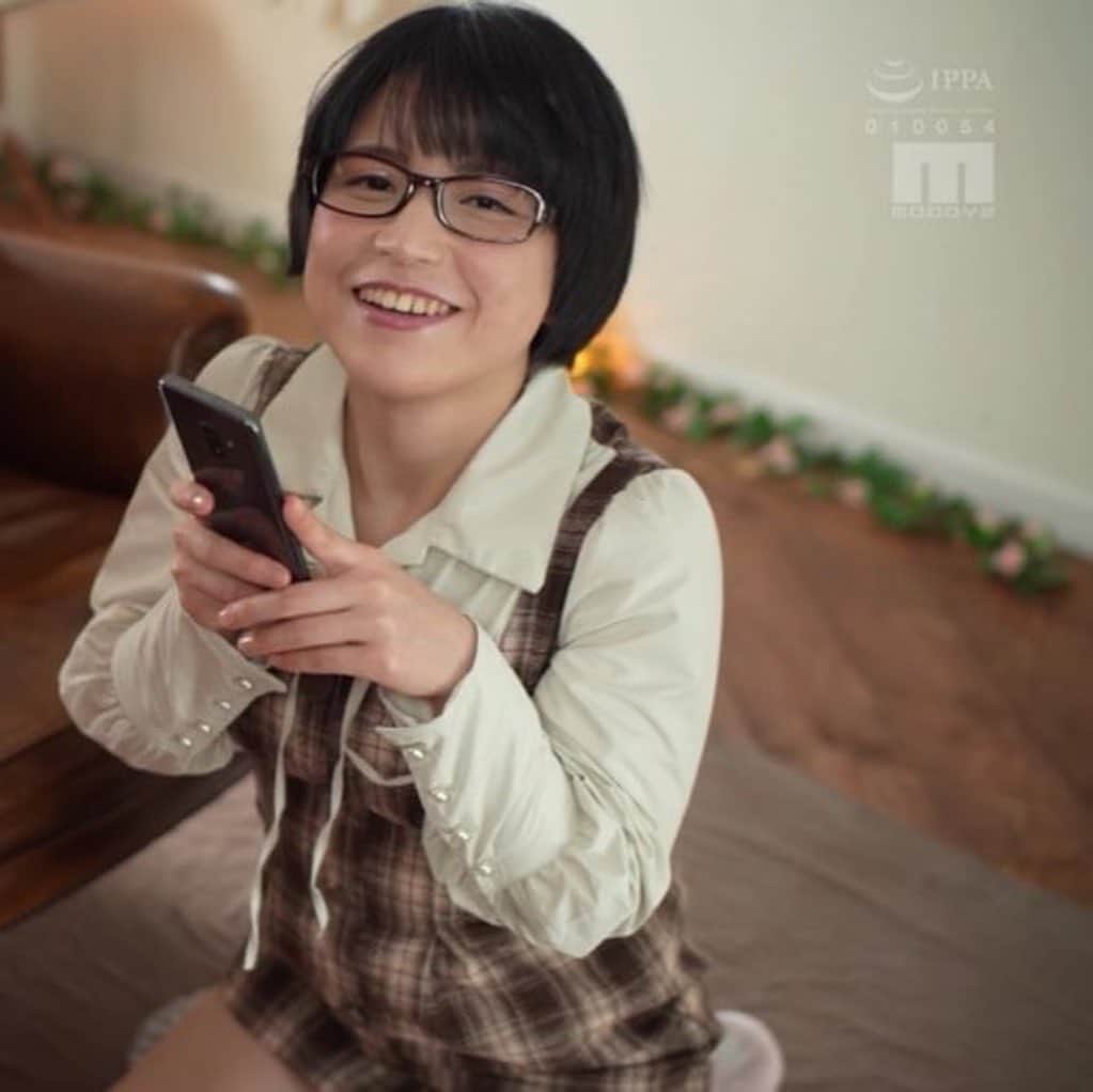 柏木あみのインスタグラム：「上を向いた笑顔と下を向いた笑顔。 どちらも同じワタシ。  #黒髪ショート #新人女優 #AV本編のワンシーン」
