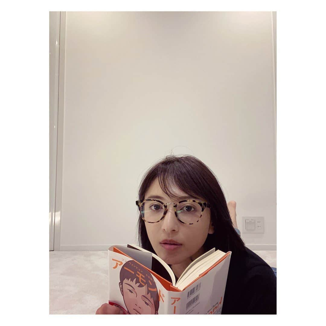 望月理恵さんのインスタグラム写真 - (望月理恵Instagram)「読書タイム  寝たいけど読みたい。 読みたいけど寝たい。。。 #読書好き #絨毯でゴロゴロ #読書 #至福の時 #意外と狭いところにいますが 広く見えますね。読書は狭いところに限る。 #アーモンド#まだ読み始めたところです #12時まで起きてるなんて珍しいです」6月19日 0時20分 - mochiee28