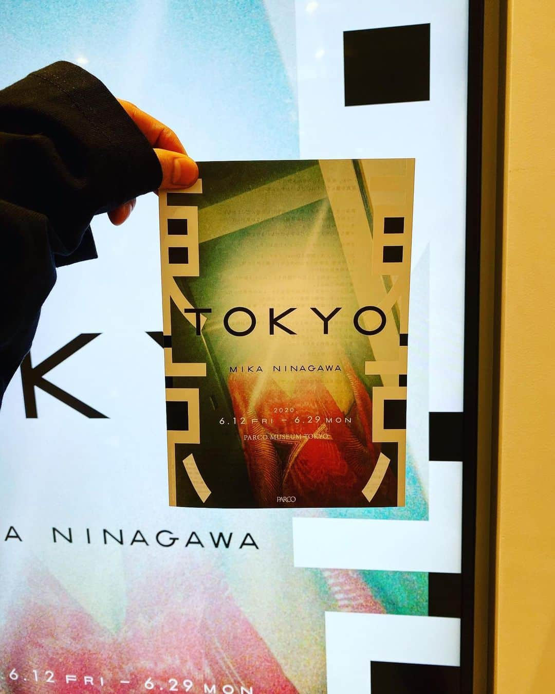 高木琢也さんのインスタグラム写真 - (高木琢也Instagram)「蜷川実花先生の個展『東京 TOKYO』 NINAGAWORLDの中に自分の写真があるなんて不思議な感覚でした☺️ このスターだらけの世界観の中にちょっと親近感あるってゆーか、日頃見れないスターの一面というか、みかさんだから撮れるその人の素顔がたくさんありました📸 ぜひ見に行ってみて👀✨ #渋谷パルコ #蜷川実花 #photographer #東京」6月19日 0時19分 - takagi_ocean