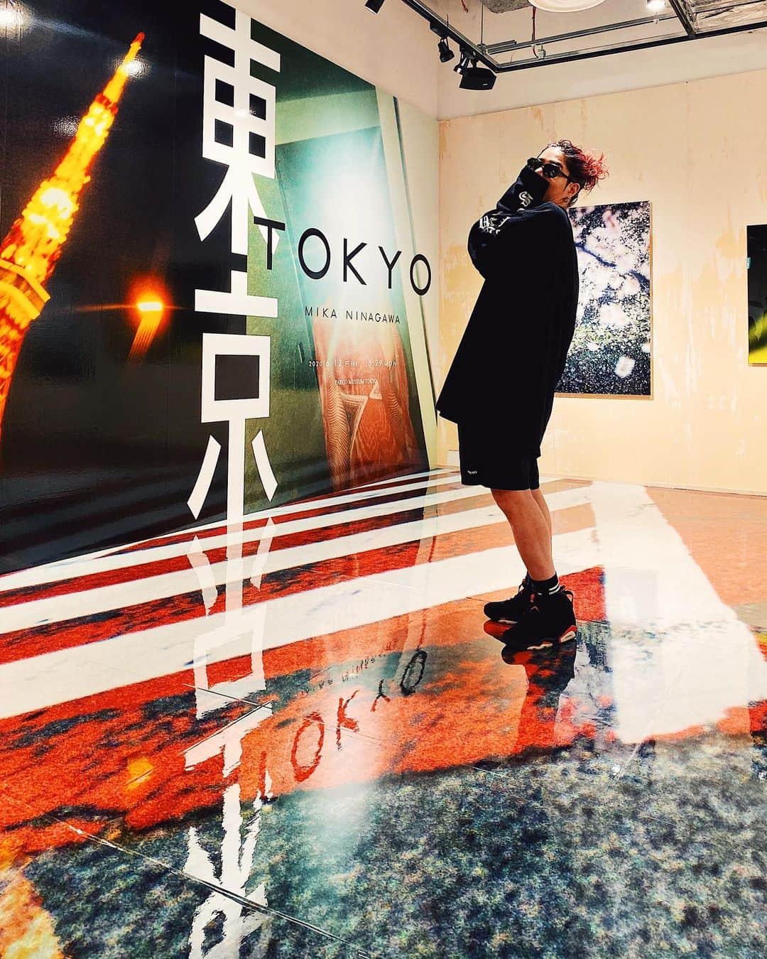 高木琢也さんのインスタグラム写真 - (高木琢也Instagram)「蜷川実花先生の個展『東京 TOKYO』 NINAGAWORLDの中に自分の写真があるなんて不思議な感覚でした☺️ このスターだらけの世界観の中にちょっと親近感あるってゆーか、日頃見れないスターの一面というか、みかさんだから撮れるその人の素顔がたくさんありました📸 ぜひ見に行ってみて👀✨ #渋谷パルコ #蜷川実花 #photographer #東京」6月19日 0時19分 - takagi_ocean
