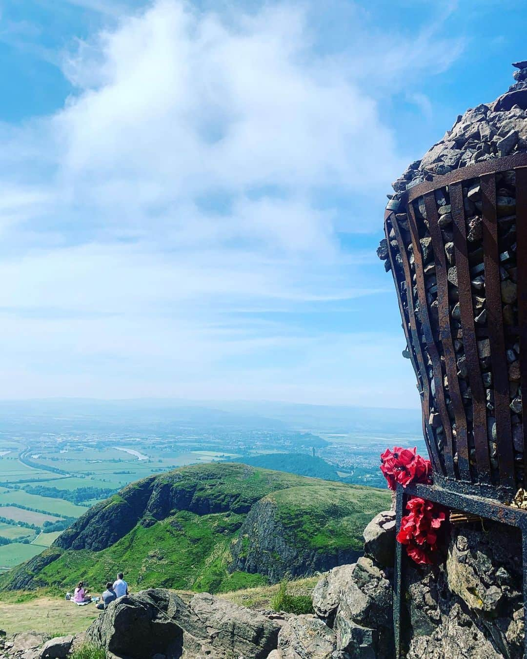 イブ・ミュアヘッドさんのインスタグラム写真 - (イブ・ミュアヘッドInstagram)「What a day for a “social distancing” hike with @katierob96 ☀️🏔🥾 #WeMadeIt #Dumyat #SoreLegs」6月19日 0時20分 - evemuirhead