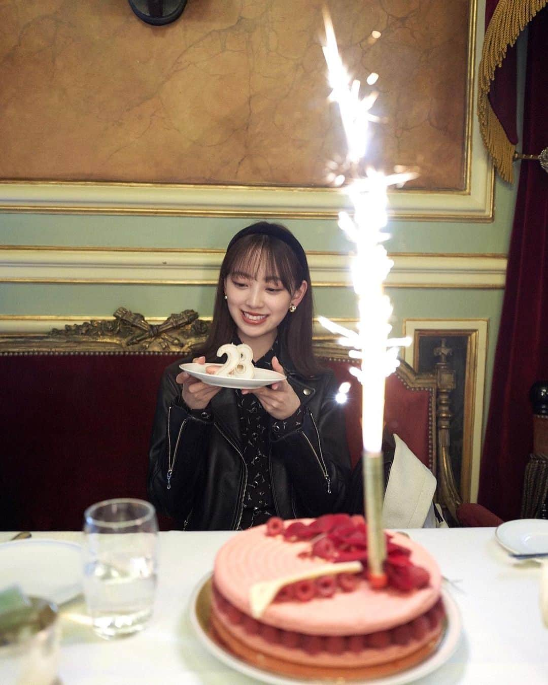 堀未央奈さんのインスタグラム写真 - (堀未央奈Instagram)「🎂 #いつかの待ち合わせ場所  オフショット🥀 写真集最後まで見てくださった方は きっとこの写真に見覚えがありますよね!  これは帰国前にパリのラデュレに行った時、写真集チームの皆さんがサプライズで誕生日のお祝いをしてくださったときのです👱🏻‍♀️🤍 びっくりしました! 嬉しすぎてにっこにっこですね🥳 思い出に残るバースデーでした🤍  #乃木坂46 #堀未央奈 #laduree」6月19日 0時23分 - horimiona_official