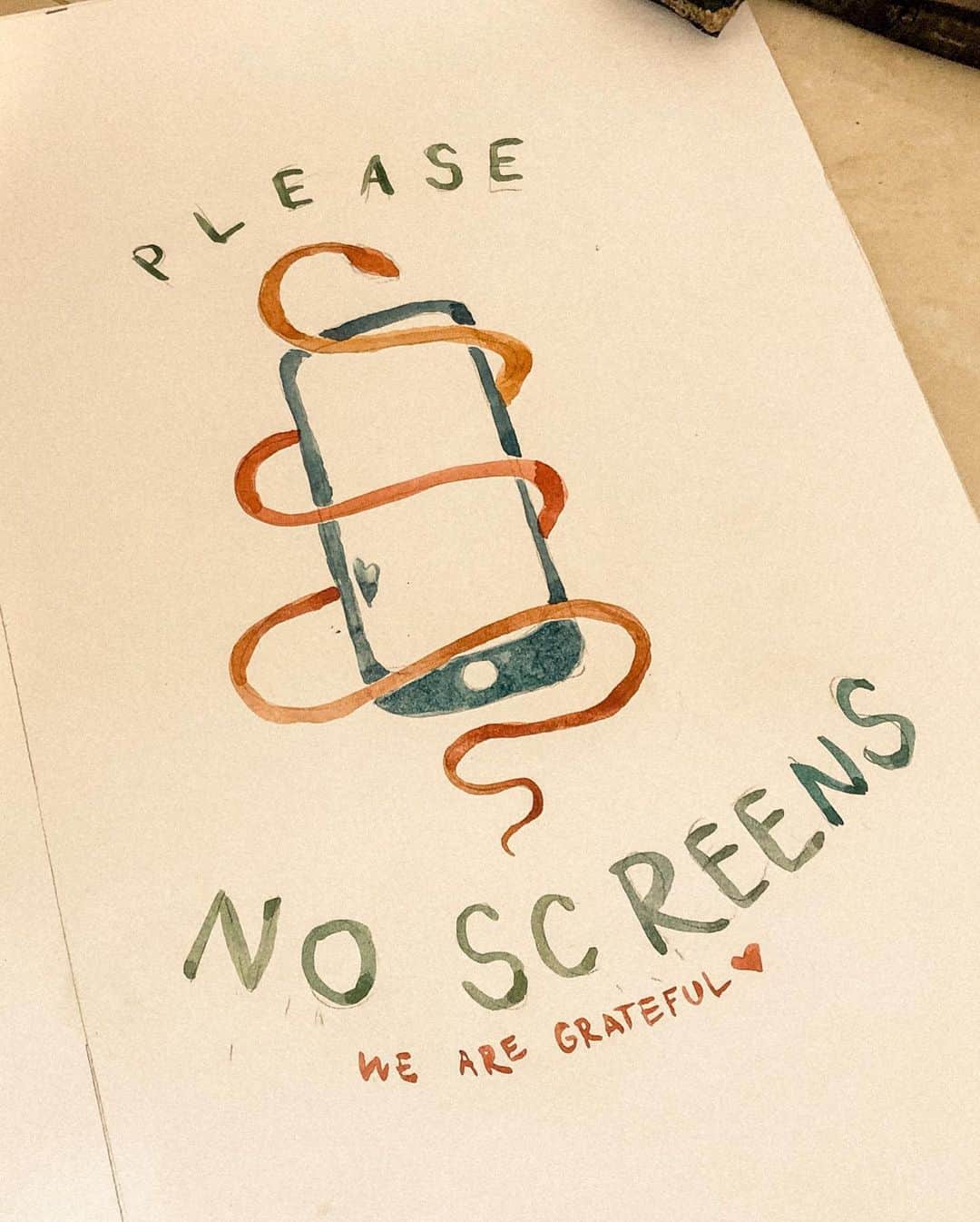 Dara Muscatさんのインスタグラム写真 - (Dara MuscatInstagram)「Remembering my artwork for home cafe I made during quarantine. A huge wifi eye 👁 was unexpected and “no screens” sign is now living in my room. Which doesn’t fully work for me but it became a good reminder to take breaks from screens. 🤦🏼‍♀️😆 It was a very fun sketching moment, made me miss big surfaces and charcoal experiments of previous year.✨🙌🏼🐍✨」6月19日 0時38分 - daramuscat
