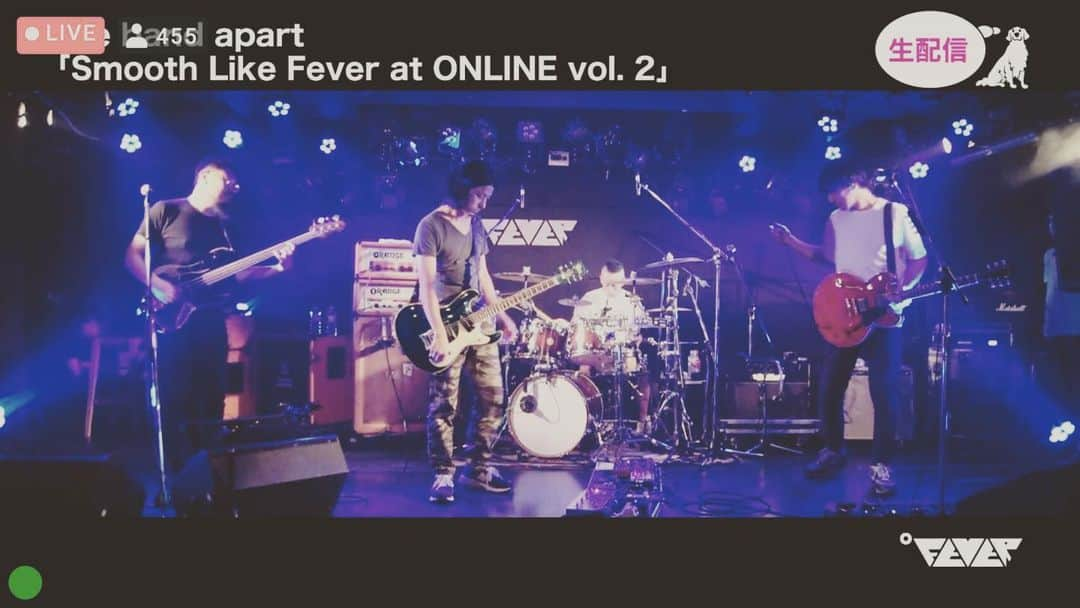 荒井岳史さんのインスタグラム写真 - (荒井岳史Instagram)「#thebandapart #fever での無観客配信ライブ、改めてありがとうございました。  無観客でライブ、言うまでもなく色々違うんだけども、FEVERのステージに上がってギター鳴らして他の皆の音を聴いて…ってやってたらやっぱライブやってるなって素直に思いました。よく考えたらバンド人生の内の何度かは何は無くとも無観客だった事だってあったわけで。単純にお客さん入ってないみたいな。  今必要な事は今までとの違いを語ることとかじゃなく、ひたすらに音を介してお互いの存在を感じる事が大事だと思います。  バンドはステージに上がったら絶対に手抜きすることなく演奏しちゃうっていう人種なんだよなぁって。  とりとめのない文章だけども笑、誰かが聴いてくれているという事実だけで今の俺や俺たちは全力で演奏できます。  またこういう機会があった時もよろしくお願いします。」6月19日 0時39分 - takeshi_arai