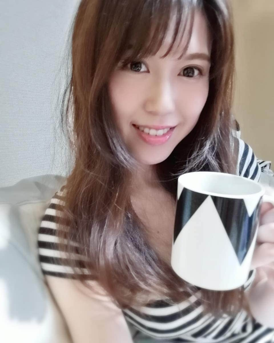 瀬戸マドカさんのインスタグラム写真 - (瀬戸マドカInstagram)「コーヒーと見せかけて.☕🌃🌖 · 抹茶味の青汁🍹おやすみなさい🎠 · 今週はプチ禁欲*🙊(コーヒーとお酒) · コーヒーは何となくだけど、お酒はつまみが美味しくていっぱい食べ過ぎちゃうから🈲🐖· けど..お酒やめてもアイスはやめられないみたい🍦🍨 · · · #瀬戸マドカ #禁欲 #禁酒ダイエット #1week #禁酒 #禁コーヒー #バーチャル瀬戸マドカ #ルームウエア #ボーダートップス #おやすみなさい #madokaseto #diet #noalcoholchallenge #noalcohol #nocaffeine #japanesegirl #nocaffeinechallenge #goodnight」6月19日 0時35分 - madokaseto