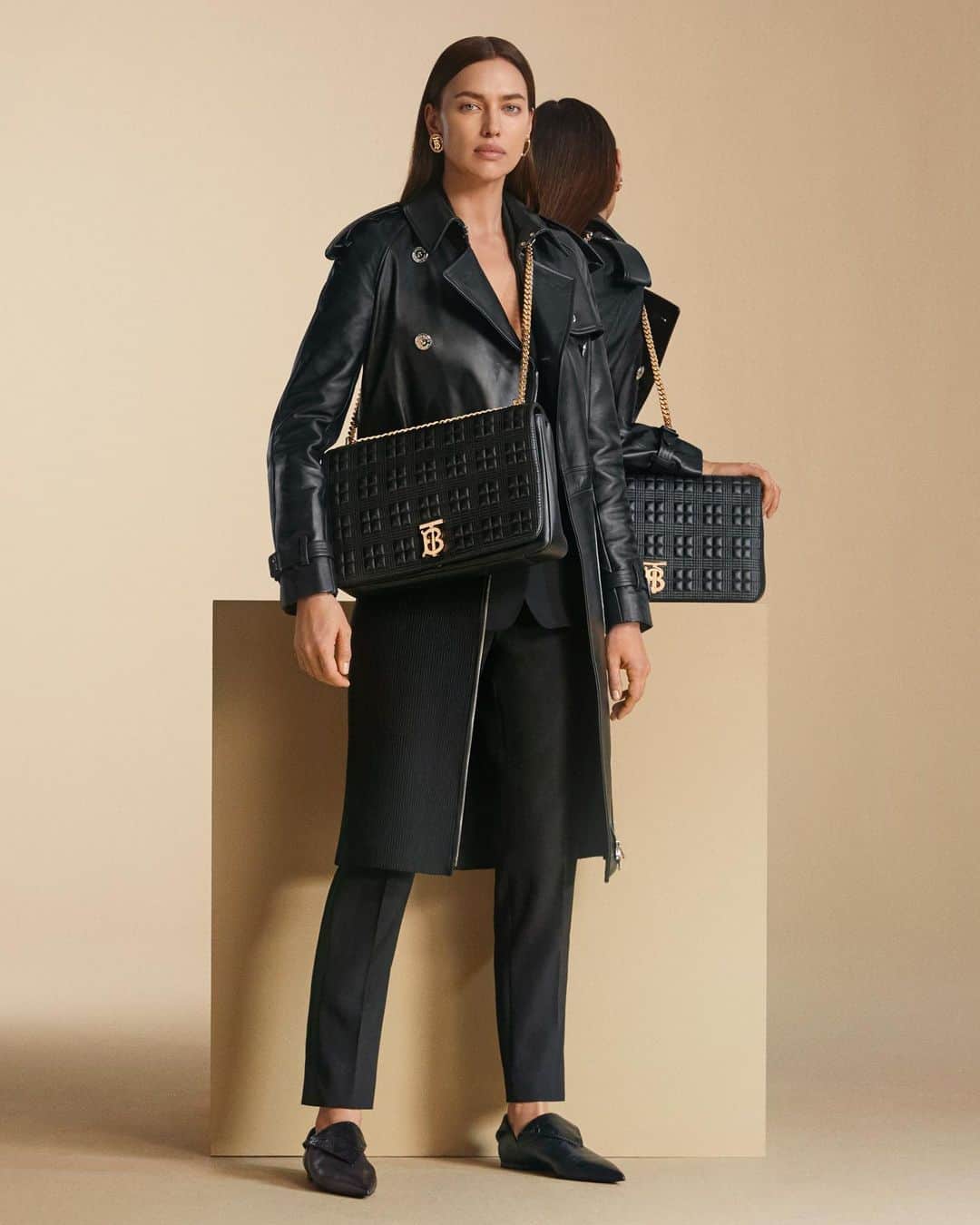 のインスタグラム：「#IrinaShayk is captured in a portfolio of images by #DankoSteiner for the new #BurberryPreAW20 campaign, which represents a reinforcement of the refreshed Burberry identity under #RiccardoTisci . The Burberry trench coat is reimagined in black leather, with the quilted #LolaBag updated in exaggerated proportions . #Burberry」
