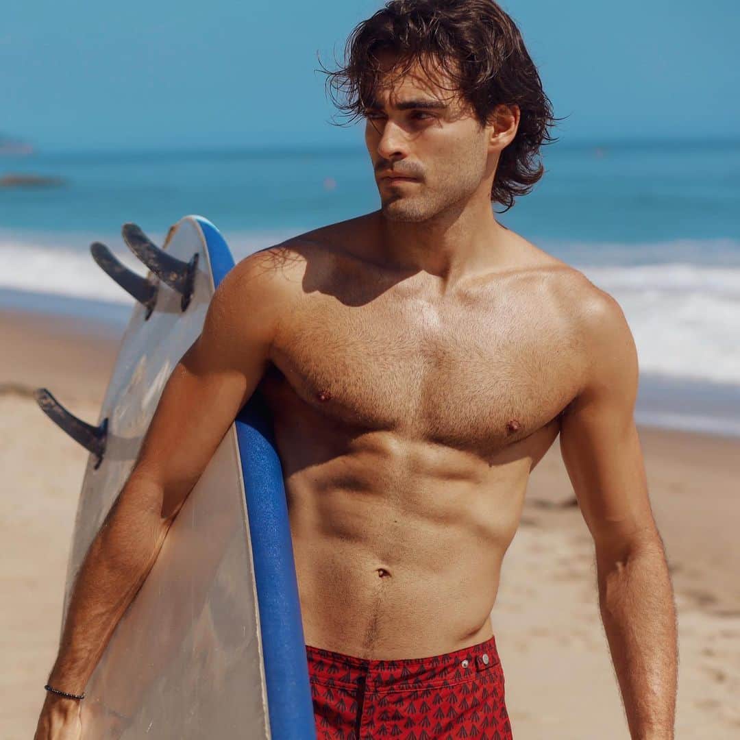 ブレイク・マイケルのインスタグラム：「You are born and then you die, but in between you can do anything you want. It’s society that creates rules for us, but you can break out of that. ⁣ ⁣ Realize how far you’ve come and remember when you thought things were such a mess that you would never recover! Keep fighting for this. ⁣ ⁣ ♠️」