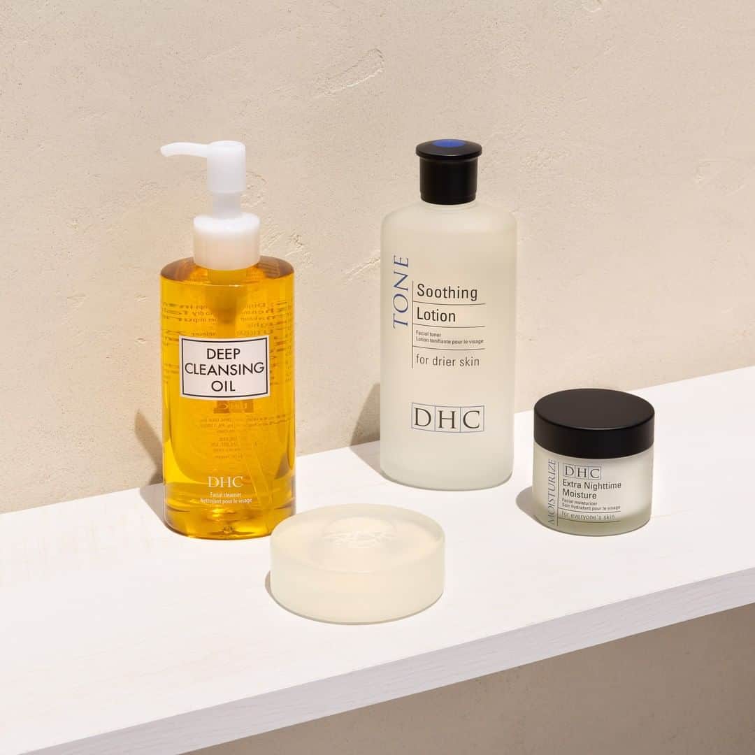 DHC Skincareさんのインスタグラム写真 - (DHC SkincareInstagram)「Simple and rooted in a time-honored tradition. The Japanese 4-step skincare ritual gives you permission to slow down and care for your skin in a thoughtful way 💙⁣ ⁣ ✨ DOUBLE CLEANSE: Start with an oil-based cleanser to remove the first layer  of makeup and grime on your skin. Then follow up with a foaming cleanser which can deeply cleanse your pores.⁣ ⁣ ☁️ DOUBLE MOISTURE: Begin with a skin-softening, ultra-hydrating liquid lotion to hydrate and prep your skin to receive maximum benefits from your moisturizer. Lastly your moisturizer locks in the hydration, while boosting skin with nutrients.⁣ ⁣ What does your skincare ritual look like? ⬇️⁣ ⁣ #DHCisJBeauty #jbeauty #skincareessentials #asianskincare #doublemoisture #doublecleanse」6月19日 0時50分 - dhcskincare