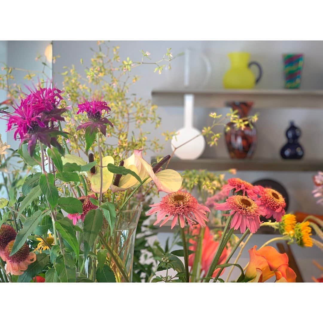 土井地恵理子さんのインスタグラム写真 - (土井地恵理子Instagram)「・ 明日、明後日はプレス展です。 @h.v.f.n ・ stay home中に改めて感じた お花が放つpower お花があることで暮らしが豊かになること。 それを表現したくて 今回は装飾を作り込むのではなく 自宅でも出来るような 飾り方にすることにしました。 ・ @chiemiwakai_duft の 1本1本が力強いお花たち。 私もバッグで表現したいと思っている 視界から入る高揚感。 ・ 素敵なお花を選んでもらったので 是非見に来てほしいです❤︎ ・ ・ あとstay home中に とても楽しくて美味しかった 自家製酵素ドリンクもご用意してます◡̈ ・ 宜しくお願いします🙏🏼✨ ・ ・ #hvfn #duftflowers #松陰神社 #flower #装飾 #お花のある暮らし #lifestyle #ライフスタイル」6月19日 0時57分 - ericodoiji