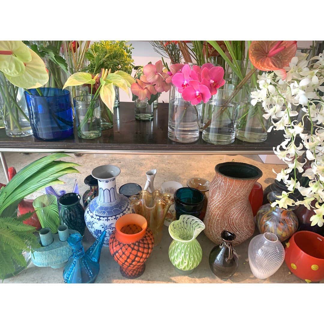 土井地恵理子さんのインスタグラム写真 - (土井地恵理子Instagram)「・ 明日、明後日はプレス展です。 @h.v.f.n ・ stay home中に改めて感じた お花が放つpower お花があることで暮らしが豊かになること。 それを表現したくて 今回は装飾を作り込むのではなく 自宅でも出来るような 飾り方にすることにしました。 ・ @chiemiwakai_duft の 1本1本が力強いお花たち。 私もバッグで表現したいと思っている 視界から入る高揚感。 ・ 素敵なお花を選んでもらったので 是非見に来てほしいです❤︎ ・ ・ あとstay home中に とても楽しくて美味しかった 自家製酵素ドリンクもご用意してます◡̈ ・ 宜しくお願いします🙏🏼✨ ・ ・ #hvfn #duftflowers #松陰神社 #flower #装飾 #お花のある暮らし #lifestyle #ライフスタイル」6月19日 0時57分 - ericodoiji