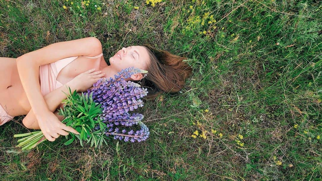 メリティナ・スタニウタさんのインスタグラム写真 - (メリティナ・スタニウタInstagram)「Калi не хапае  слоў ..🍃🌺🍃 ⠀ #samsungbelarus #galaxyzflip #belarus #nature #flowers #nature #field #feel」6月19日 0時54分 - melitinastaniouta