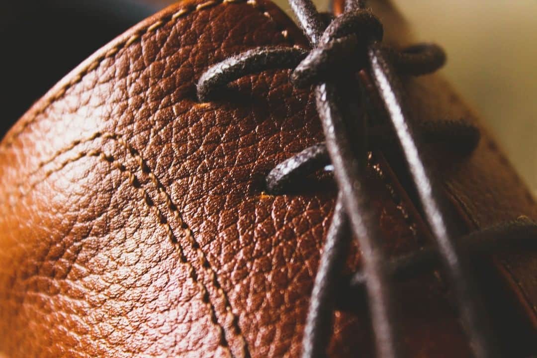 Saphirさんのインスタグラム写真 - (SaphirInstagram)「When we talk about shoe care, we always think of the leather itself and the insole. However, laces are also important and must be looked after! How often do you maintain your laces? ✨ . Quand on pense à l'entretien des chaussures, on pense toujours au cuir en lui-même et à la semelle intérieure. Pourtant les lacets aussi sont importants et doivent être chouchoutés ! Vous en prenez soin ? ✨ . . #SaphirOfficial #Saphir #ShoeShine #ShoeShining #ShoeLovers #mensshoes #classicshoes #menswear #shoecare #shoelover #shoepolish #womensshoes #shoesaddict #mensfashion」6月19日 1時04分 - saphir_official