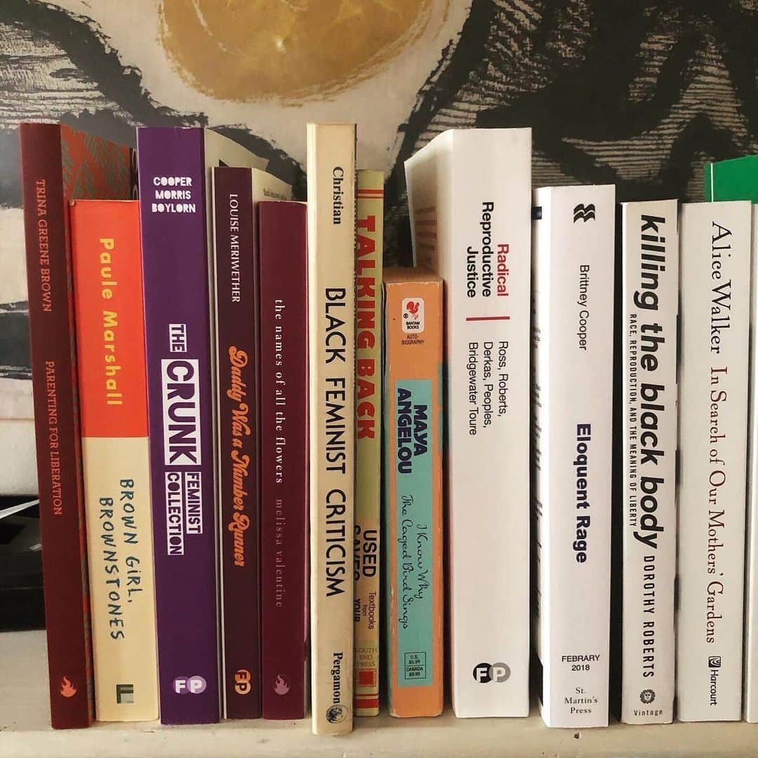 アンバー・タンブリンさんのインスタグラム写真 - (アンバー・タンブリンInstagram)「Here are some of my must-reads. Did you know that only 1% of editors in the publishing industry are Black? Our industry desperately needs transformation at all levels. Help us #amplifymelanatedvoices by decolonizing your bookshelf and supporting Black authors, Black-led presses (like @feministpress), and Black bookstores. Here’s some of what’s on my shelf. #shelfie」6月19日 0時58分 - amberrosetamblyn