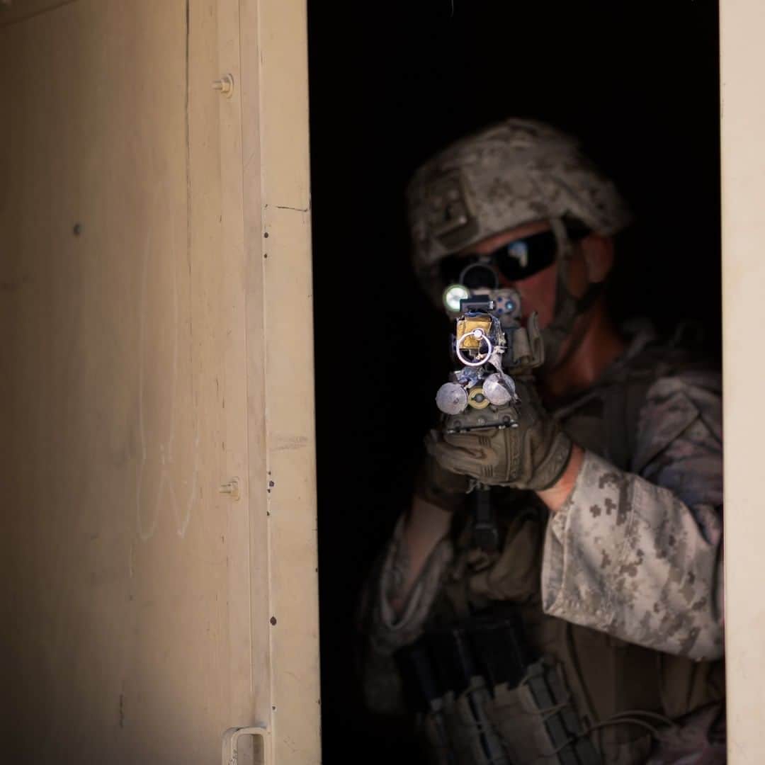 アメリカ海兵隊さんのインスタグラム写真 - (アメリカ海兵隊Instagram)「Tag, You’re It  A Marine with 3rd Battalion, 1st Marine Regiment, @1stmardiv, holds security through a window during Integrated Training Exercise (ITX) 5-20 at @thecombatcenter.  The exercise, the most comprehensive training conducted there, focuses on the tactical application of combined-arms maneuver and offensive and defensive combat operations. (U.S. Marine Corps photo by Lance Cpl. Shane T. Beaubien)  #USMC #Marines #Military #Combat」6月19日 1時01分 - marines