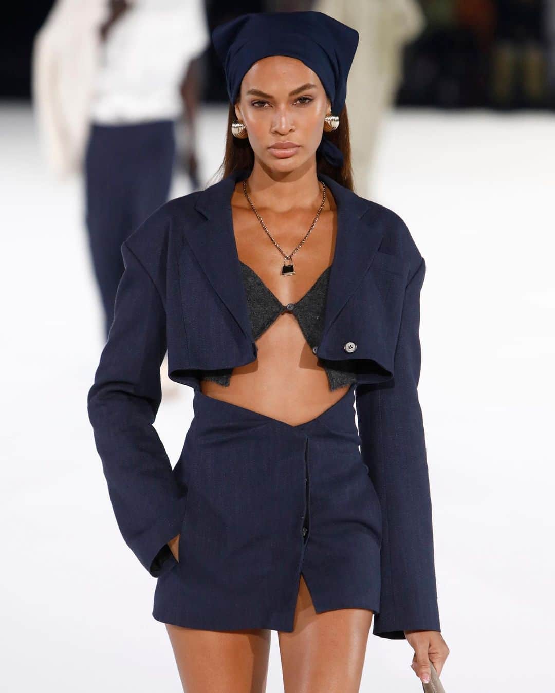 Fashion Weekのインスタグラム：「“I know I can’t just talk about change, I have to be a force for it,” @joansmalls shared with her community, alongside a pledge to donate 50% of her salary for the remainder of 2020 to Black Lives Matter organizations. Today, she announced the launch of DonateMyWage.org, which acts as a resource for anyone looking to contribute what they can to the Black Lives Matter movement, whether that be an hour’s, day’s, week’s or month’s wage. Follow @joansmalls to watch her video message and learn more about her #DonateMyWage initiative. ⁠⠀ Photo by @gettyimages from the @jacquemus #PFW Mens January 2020 runway⁠⠀」
