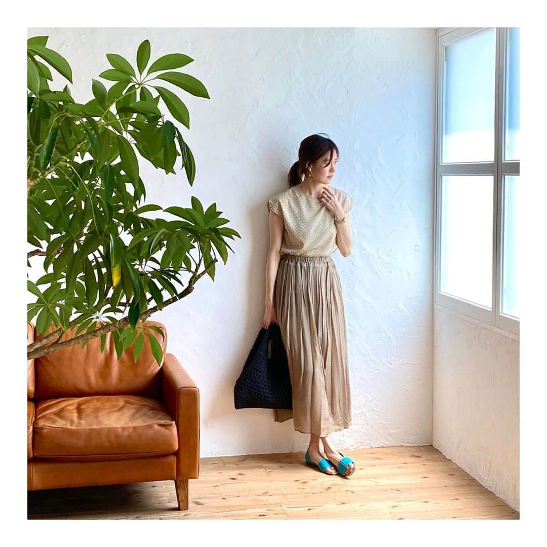 川村礼美のインスタグラム：「🌴🌴🌴 ・ ・  #shooting #シンプルコーデ #大人カジュアル #ファッション #コーデ #夏コーデ #コーディネート #instagood #instadiary #instalike #outfit #model #fashion #instagram #instagood #instadaily #photooftheday #outfitoftheday」