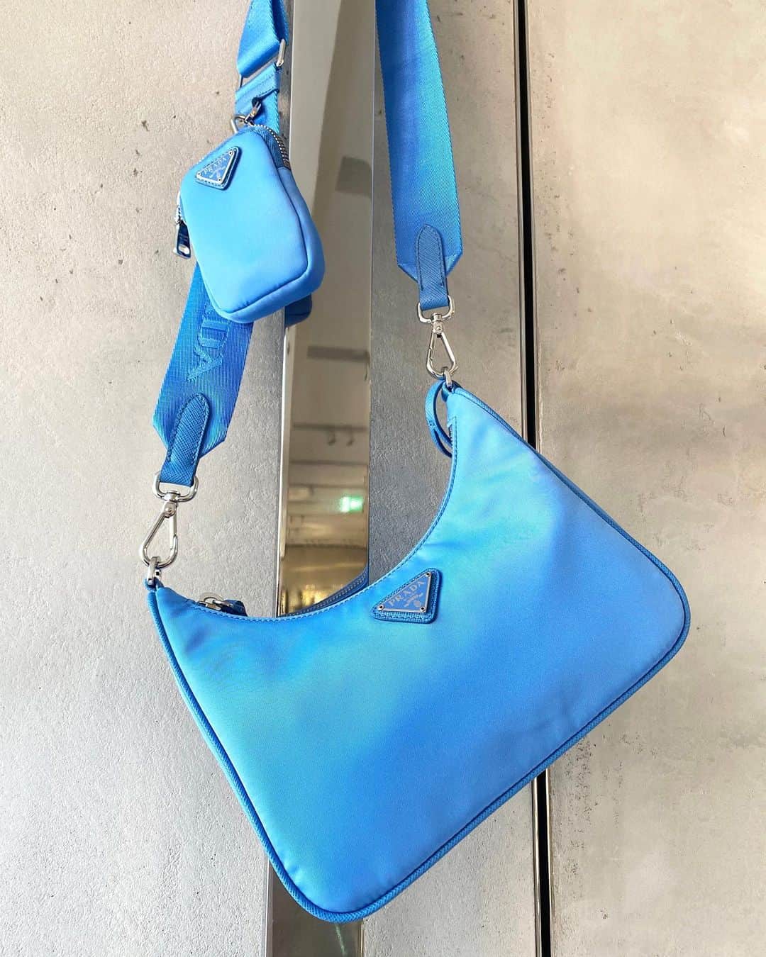 Harrodsさんのインスタグラム写真 - (HarrodsInstagram)「Based on its Bandoliera Tessuto, @prada’s Re-Edition 2005 cross-body bag is crafted in its signature durable yet sleek nylon. In periwinkle blue, it makes for a striking addition to your daily wardrobe.  Find Prada in Luxury Accessories on the Ground Floor. Head to the link in our bio to plan your visit.  Photographer: @katiewateridge  Styling: @jack.s.reid  #Harrods #HarrodsFashion #HarrodsAccessories #LuxuryAccessories #Prada」6月19日 1時18分 - harrods