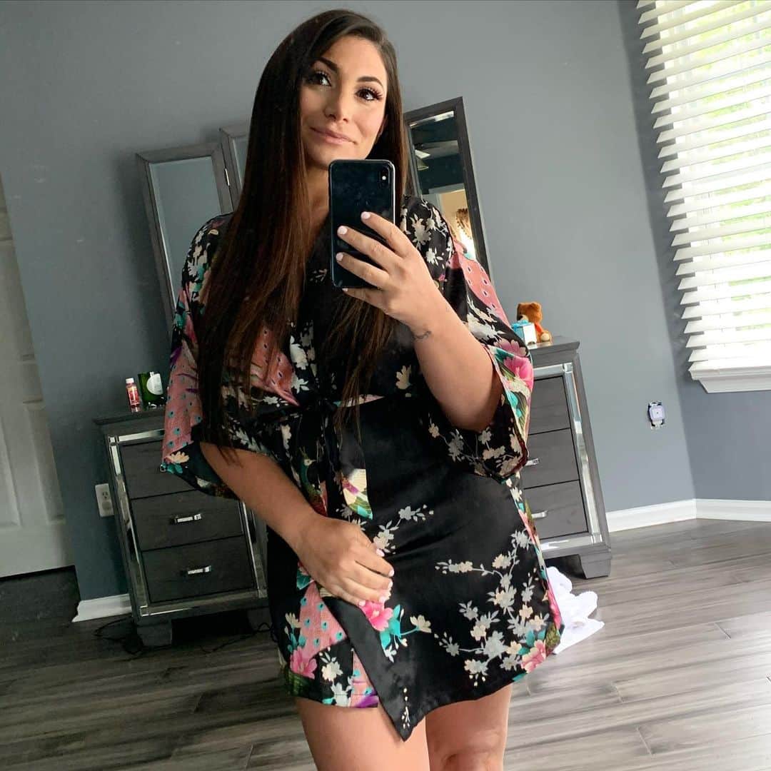 ディーナ・ニコール・コルテーゼのインスタグラム：「Been three months since My hair and makeup were done 😂 so had to take a mirror pic 🤷🏻‍♀️🥴」