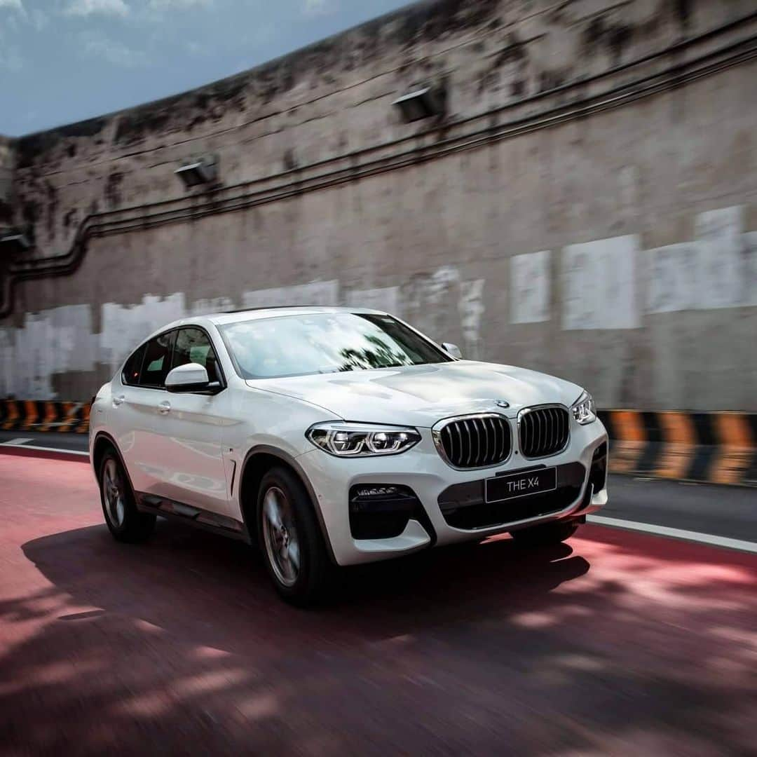 BMW Thailandさんのインスタグラム写真 - (BMW ThailandInstagram)「ทุกคนรู้ แฟน BMW รู้ ว่า BMW X4 สเปกใหม่ ขับสบายในโหมด Comfort แต่ที่หลายคนยังไม่รู้คือเมื่อปรับเป็นโหมด Sport เมื่อไหร่ ความตื่นเต้นเร้าใจก็มาเต็ม เพราะ BMW X4 แปลว่าอิสระ และคุณสามารถสนุกไปกับการขับขี่ที่เป็นอิสระได้ทุกเมื่อ  สอบถามข้อมูลเพิ่มเติมได้ที่ - BMW Contact Center : 1397 - Line : @BMWLeasing : https://lin.ee/e8LSXa4 - ข้อมูลเพิ่มเติมคลิก : www.bmw.co.th . *เงื่อนไขเป็นไปตามที่บริษัทฯ กำหนด  #BMWTH #THEX4 #สุนทรียภาพแห่งการขับขี่ #JOYisBMW」6月19日 1時29分 - bmwthailand