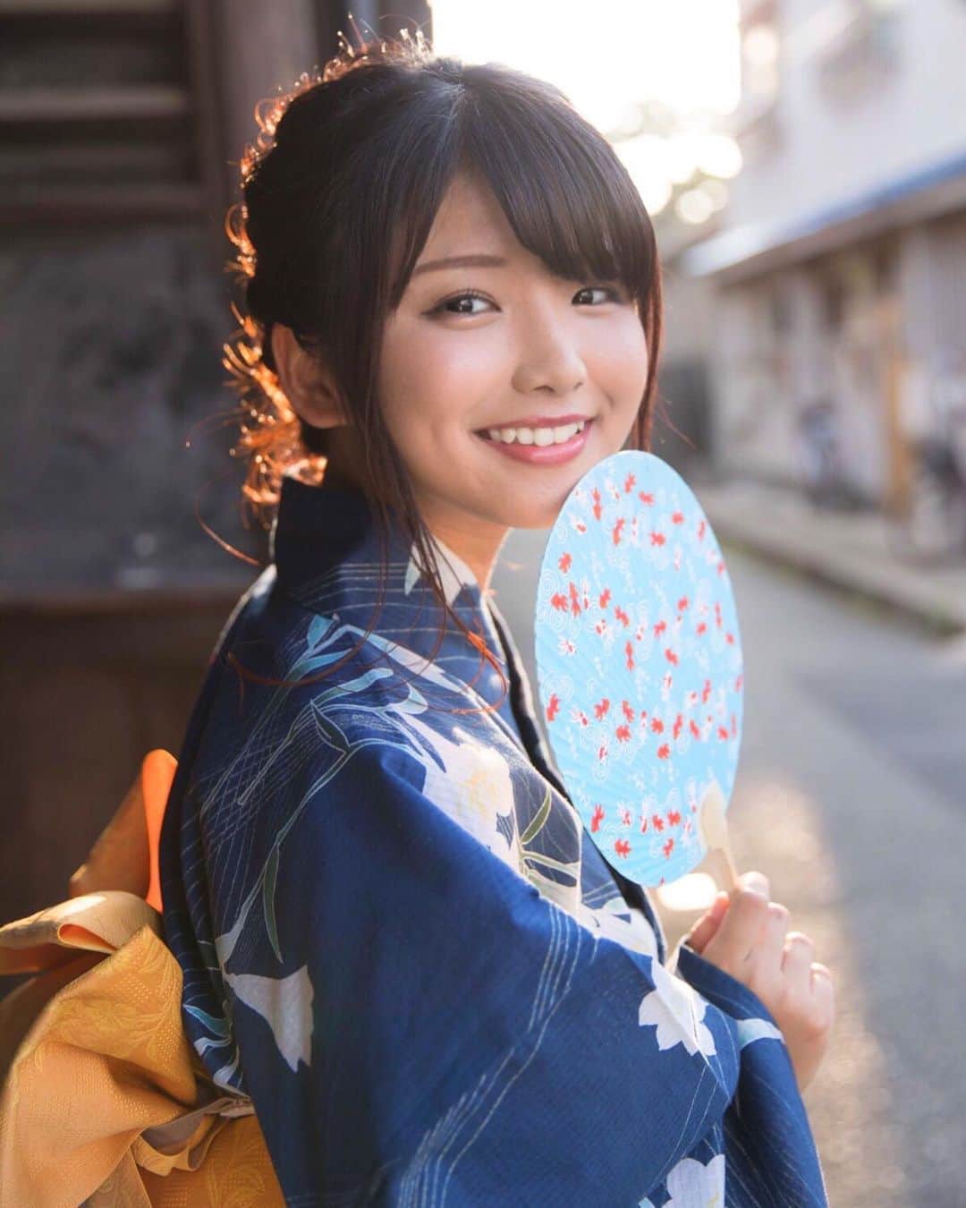 山本ゆうかのインスタグラム：「撮影再開するのでお洋服を買った( ՞ਊ՞)﻿ ﻿ ﻿ ﻿ 普段仕事でしか家から出ないマンなので﻿ 普段着というよりも仕事着()﻿ 服を買いに行く！というよりも衣装を買いに行く！﻿ という視点で買い物に行ってしまうあるあるですよね。﻿ ﻿ ﻿ シルエットとか、揺れたらどうなるかとか﻿ 撮影映えするかとか、胸元がはだけないかとか﻿ 年齢も重ねて着たので2000円とかの激安ものが着られない辛さがある←﻿ ﻿いやまあ、GU大好きマンなんですけどね ﻿ ﻿ ﻿Photo  なおさん . . . . . . #浴衣 #着物 #日本の夏 #浴衣デート #夏祭り #花火大会 #浴衣ヘアアレンジ #浴衣ポートレート #紺色浴衣 #浴衣ネイビー #逆光 #フィルム写真 #portrait #ポートレート #ポートレートモデル  #関西サロモ #被写体 #ポートレートしま専科  #キリトリセカイ #スクリーンに恋して #カメラマンさんと繋がりたい  #portraitphotography #good_portraits_world  #instagood #instaportrait #lovers_nippon  #イチナナライブ #17live #イチナナライバー #17直播」