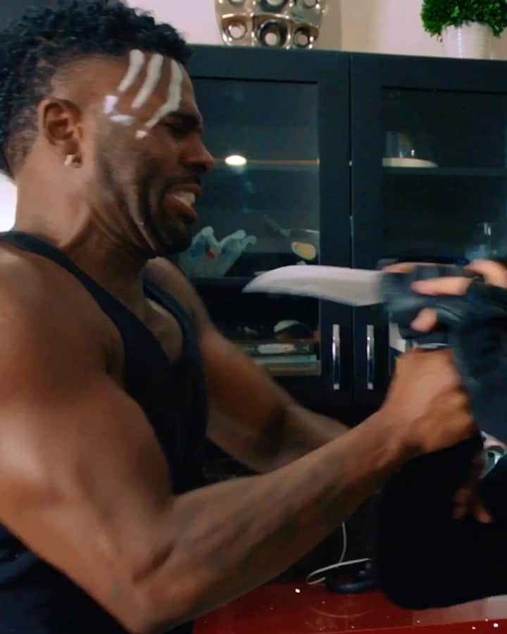 ジェイソン・デルーロのインスタグラム：「Uzo - Home Invasion - Pt 2 #whoisUzo STUNT COORDINATOR: @thetraviswong  STUNT DOUBLE: @aarontoney  STUNT PERFORMERS: @philipmichaelangel  @connor.simon  @paulwhitecotton  @armandrabanal  GYM: @jamovement」