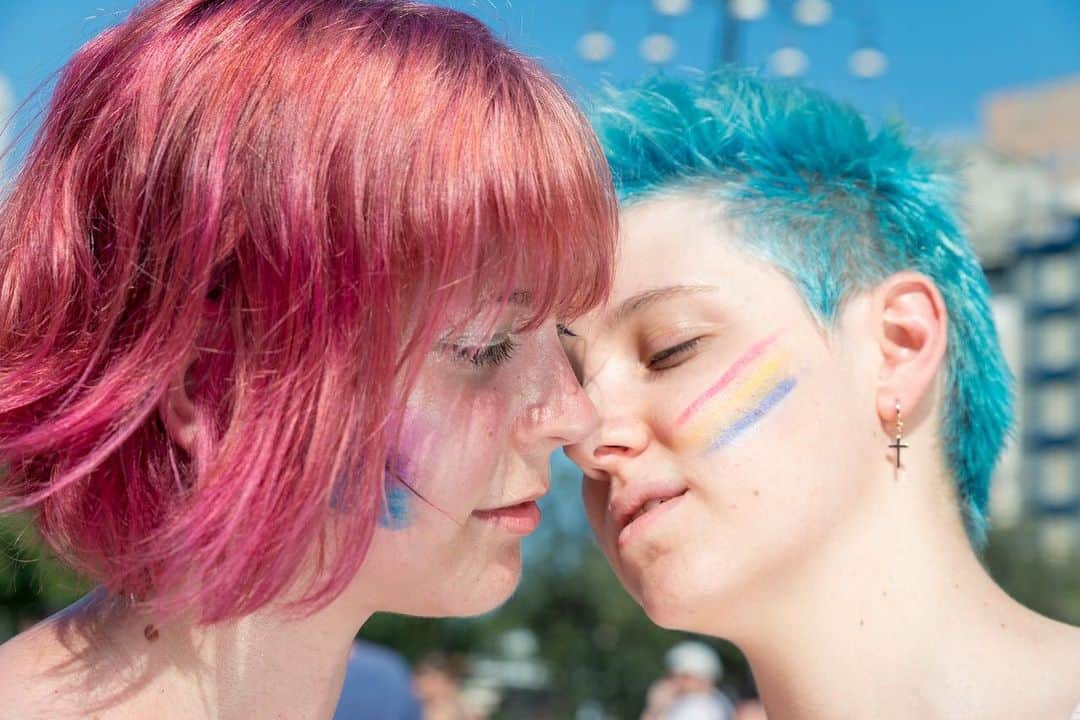 Vogue Italiaさんのインスタグラム写真 - (Vogue ItaliaInstagram)「How will the Milano Pride 2020 look like in the Covid-19 era? 🌈  Between virtual life and reality, the 2020 edition of Milano Pride will carry on the fight against all forms of violence and discrimination with a series of virtual appointments, initiatives and an important fundraiser. To celebrate the #PrideMonth, @JodieHarsh created a wonderful playlist available on our Spotify channel featuring LGBT+ artists: read the text by @ItaloPantano and see more pictures from last year’s Pride shot by @ClotildePetrosino - with the support of @_not.luca_ - at the link in bio.」6月19日 1時54分 - vogueitalia