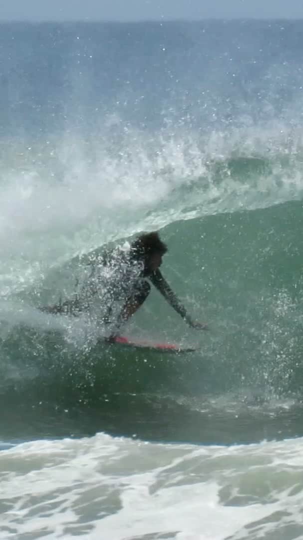 マッケンジー・ダーンのインスタグラム：「Barrels and fun  Surfer: @santoswesley  Film: ME」