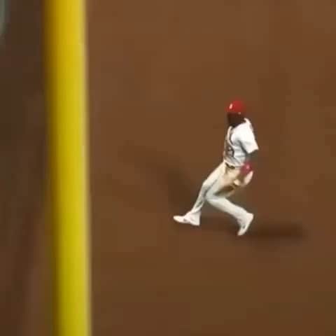 ホセ・レイエスのインスタグラム：「#TBT Cuando el oso por poco y se roba un homerun☹️☹️🥚🥚」