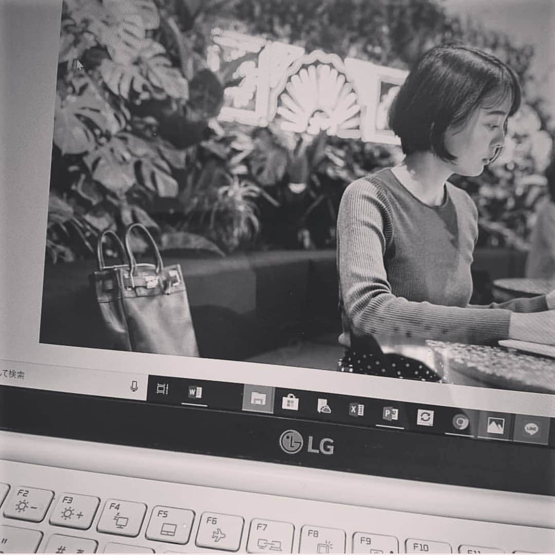 ayaka8880のインスタグラム：「. 友人( @shiho_akutagawa )がプロデューサーを務める映画のキャンペーンに参加します✨ . 映画をこよなく愛し、映画を通して何を伝えられるか常に考えている友人が送りだす映画は、見た意味を必ず残してくれる作品に仕上がっているのだと思っています。 . このキャンペーンこそが、まさに💫 . 私も良い機会なので、自分を奮い立たせる原動力を考えてみました🤭 . STANDSTRONG . 自分を奮い立たせる原動力 . 「仕事」 . 仕事と家庭がうまく回せなくて、涙する日もあります。 . そんなとき、特技もなにもない私が唯一文章だけは褒めてもらえて(今ちょっとスランプ中ですが。笑)目指した、ライターという仕事。 . 書くだけではない作業に、逃げたくなる日もあるけれど、 . 尊敬する先輩や仲間、第一線で活躍している方々とお話ができて、 . 色んな価値観に触れて、励まされ、立ち上がれて、 . 結局、私は仕事に救われていることが多いです。 . 写真は2年前、カメラマンさんがとってくれた、仕事中の姿✨ . 息子が増えて、またてんてこ舞いの毎日だけれど、 . 私自身の夢だったライターとして、成長していけたらなと思います💫 . . #スタンドストロング #STANDSTRONG #自分を奮い立たせる原動力 -- -- -- -- -- -- -- -- -- -- -- -- . . あなたを奮い立たせてくれる人や物、出来事などの写真を #スタンドストロング のハッシュタグと共に投稿して下さい！ . 「 」内は、人、物、出来事なんでも構いません。 . テンプレートのテキスト文言はアレンジ自由ですが記載の3つのハッシュタグは必須。 . STANDSTRONG . 自分を奮い立たせる原動力「　」 .」