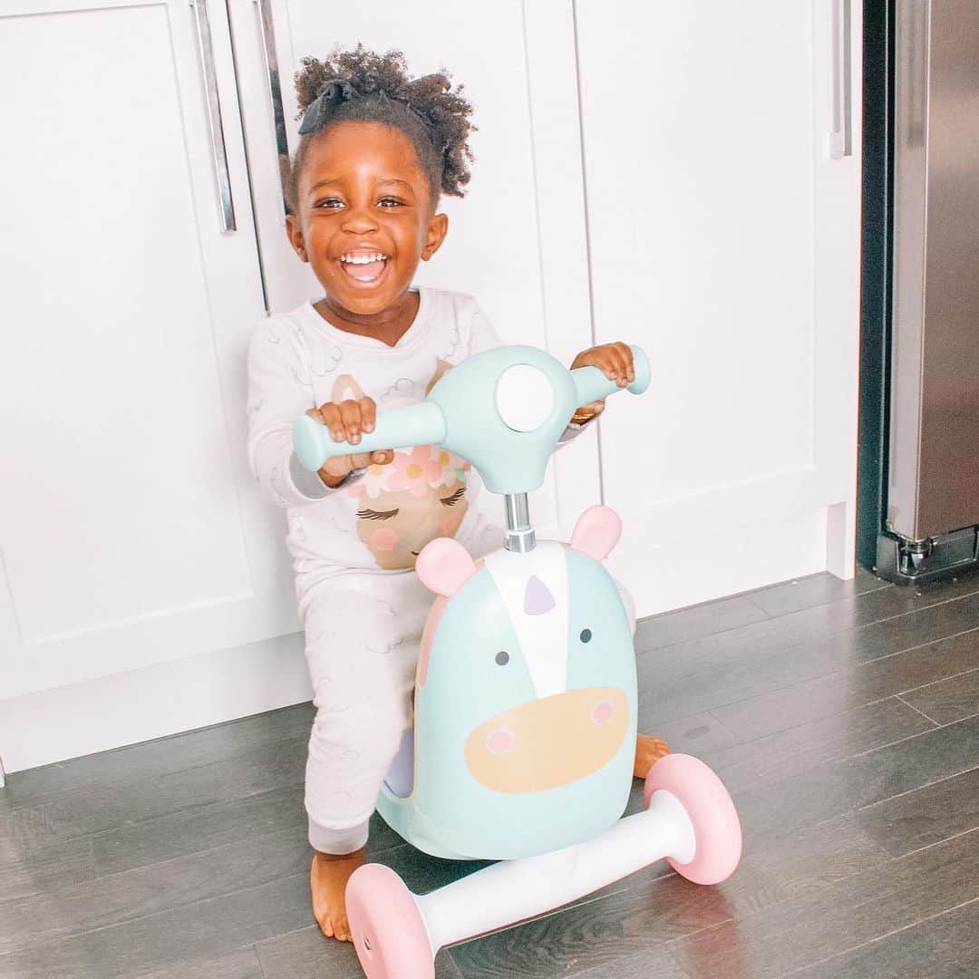 Skip Hopさんのインスタグラム写真 - (Skip HopInstagram)「Made for magical at home adventures, our ZOO® 3-in-1 Ride-On is ready for fun! ✨ Thanks for sharing this cutie @casualambition! 🌈💗🦄 #indoorplay #rideontoy #skiphop」6月19日 2時06分 - skiphop