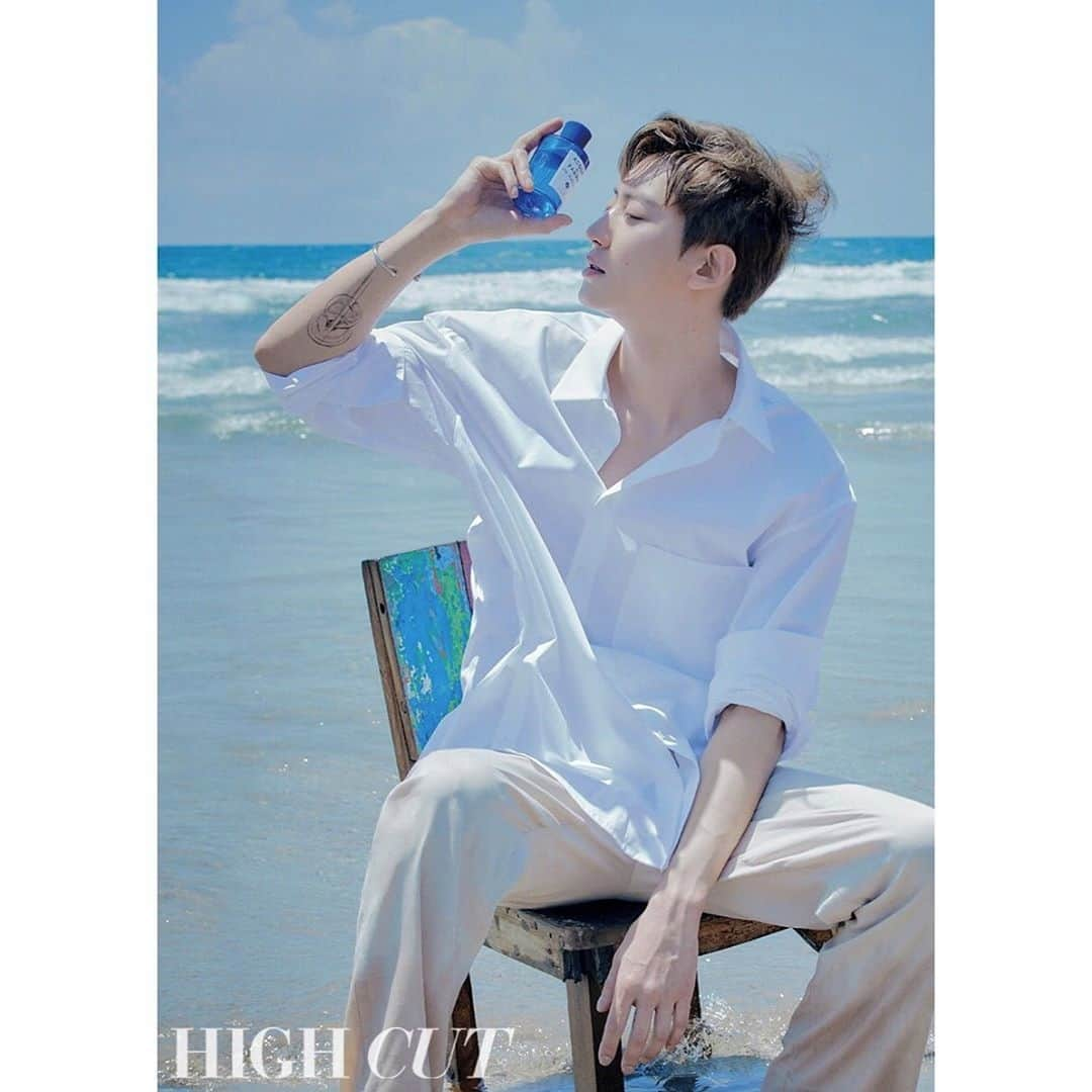 アクアディパルマさんのインスタグラム写真 - (アクアディパルマInstagram)「@real__pcy for Acqua di Parma and @highcutstar⁣ #Repost @highcutstar⁣ ...⁣ #HIGHCUT VOL.261 #찬열⁣ 푸른 바다와 눈부신 하늘을 닮은 찬열. 그가 4월의 하이컷 두 커버를 장식했습니다. 그리운 햇살 아래 파도처럼 반짝, 부서지는 찬열의 향기로운 순간들을 4월 2일 발행하는 하이컷 최신호의 화보 및 인터뷰를 통해 만나보세요. 찬열이 직접 필름 카메라로 촬영한 사진들 또한 만나볼 수 있으니, 우리 놓치지 않기로 해요~⁣ *본 화보는 코로나19 사태가 심각해지기 전 1월에 촬영이 마무리 되었습니다.⁣ -⁣ #하이컷 #HIGHCUT #HIGHCUTSTAR #찬열 #엑소찬열 #EXO #CHANYEOL #LOEY #아쿠아디파르마 #acquadiparma #블루메디떼라네오 #찬열향수 #호텔인디고발리스미냑 #HotelIndigoBaliSeminyak @real__pcy @acquadiparma_official @hotelindigobali #realpcy」6月19日 2時00分 - acquadiparma