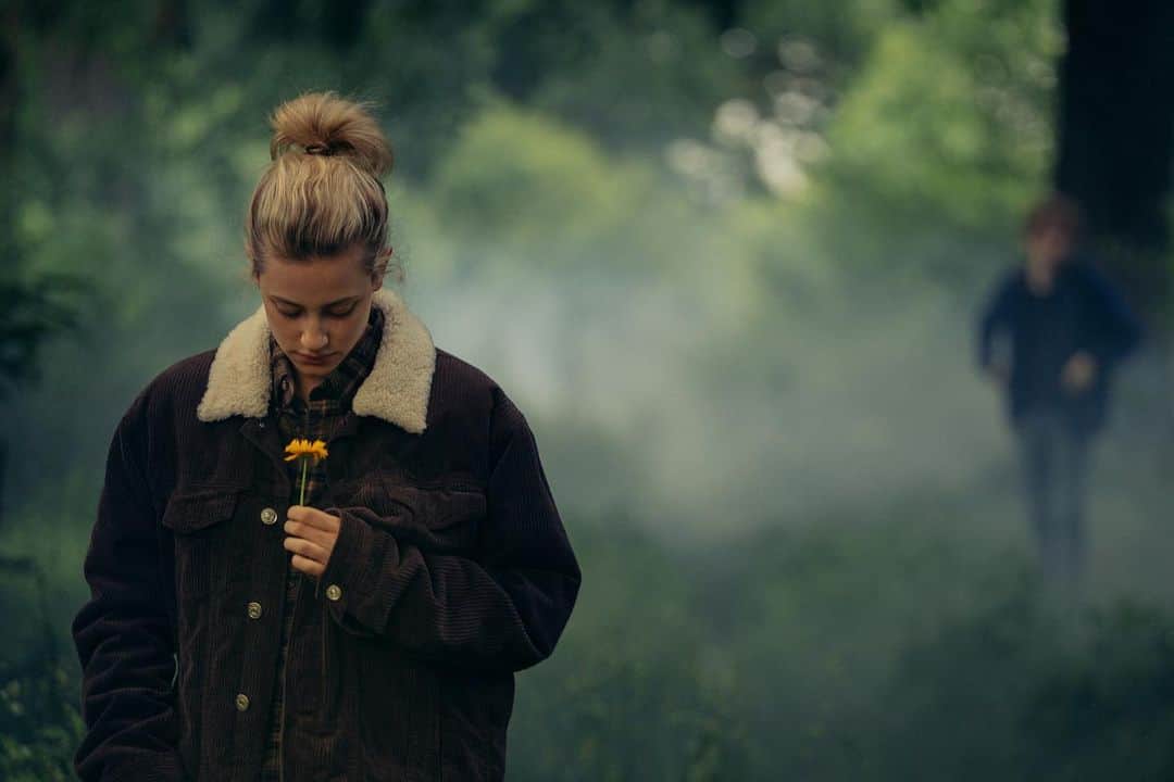 リリ・ラインハルトのインスタグラム：「Here’s your first glimpse into the world of #ChemicalHearts 🌻 trailer will be coming in July so stay tuned... @chemicalhearts」